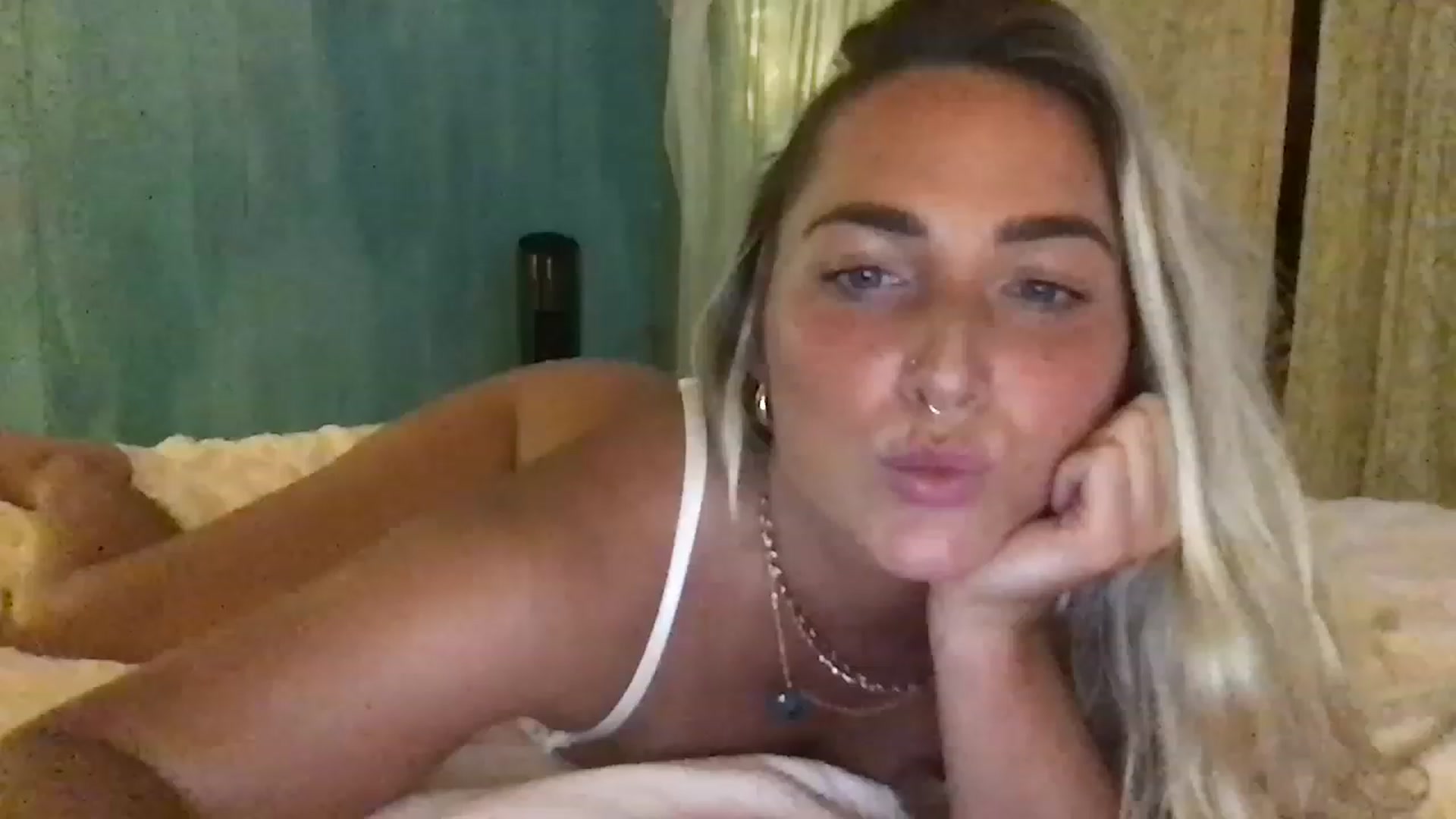 Gallery image thumbnail from OliviaQuinnn's myfreecams stream on, 06/02/2023, 07:20 image 6 of 20