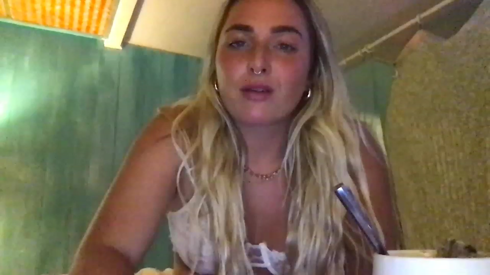 Gallery image thumbnail from OliviaQuinnn's myfreecams stream on, 06/02/2023, 07:20 image 1 of 20