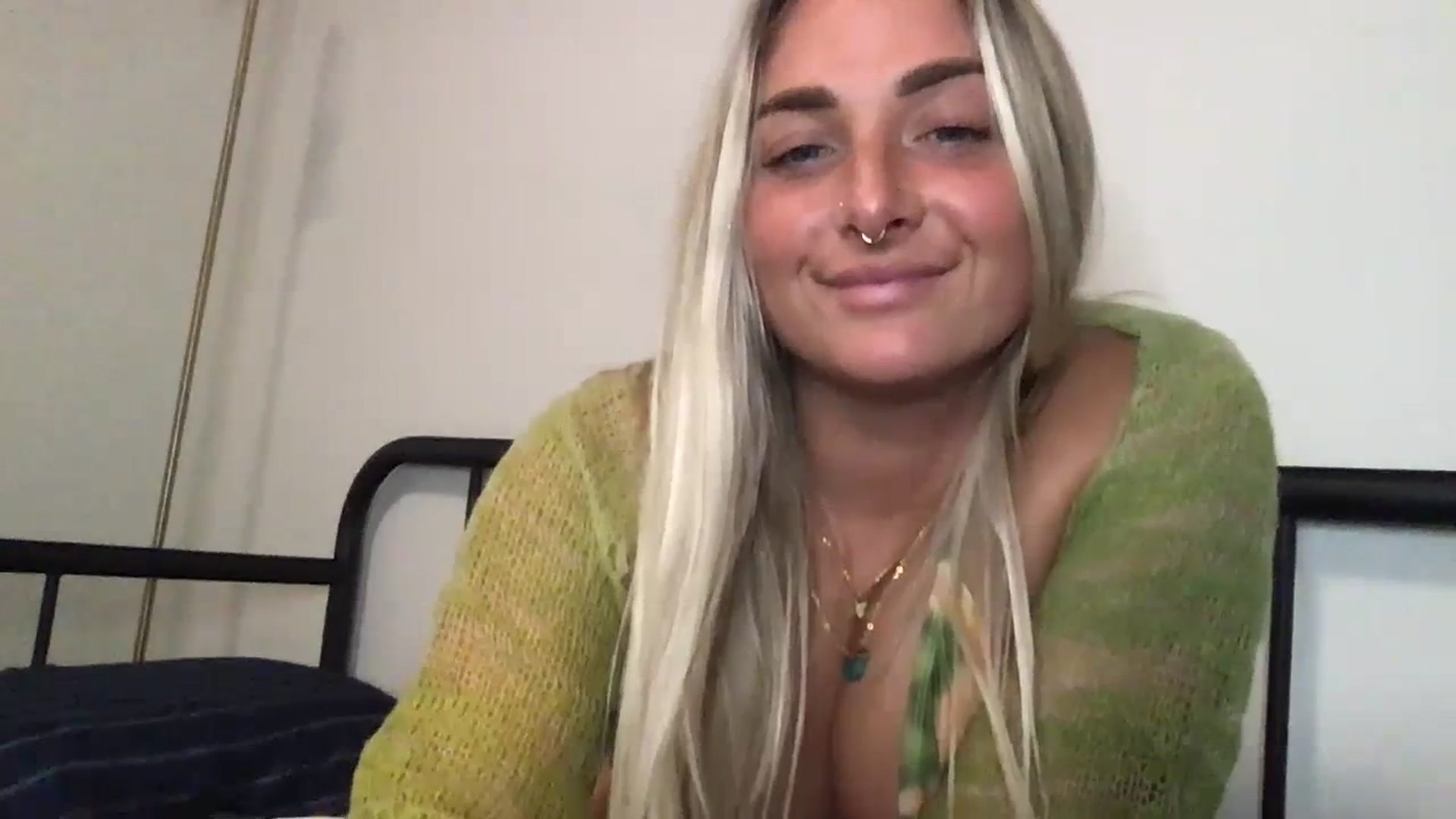 Gallery image thumbnail from OliviaQuinnn's myfreecams stream on, 06/20/2023, 05:29 image 9 of 20
