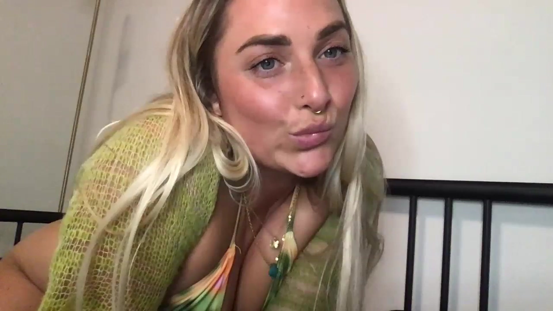 Gallery image thumbnail from OliviaQuinnn's myfreecams stream on, 06/20/2023, 05:29 image 8 of 20