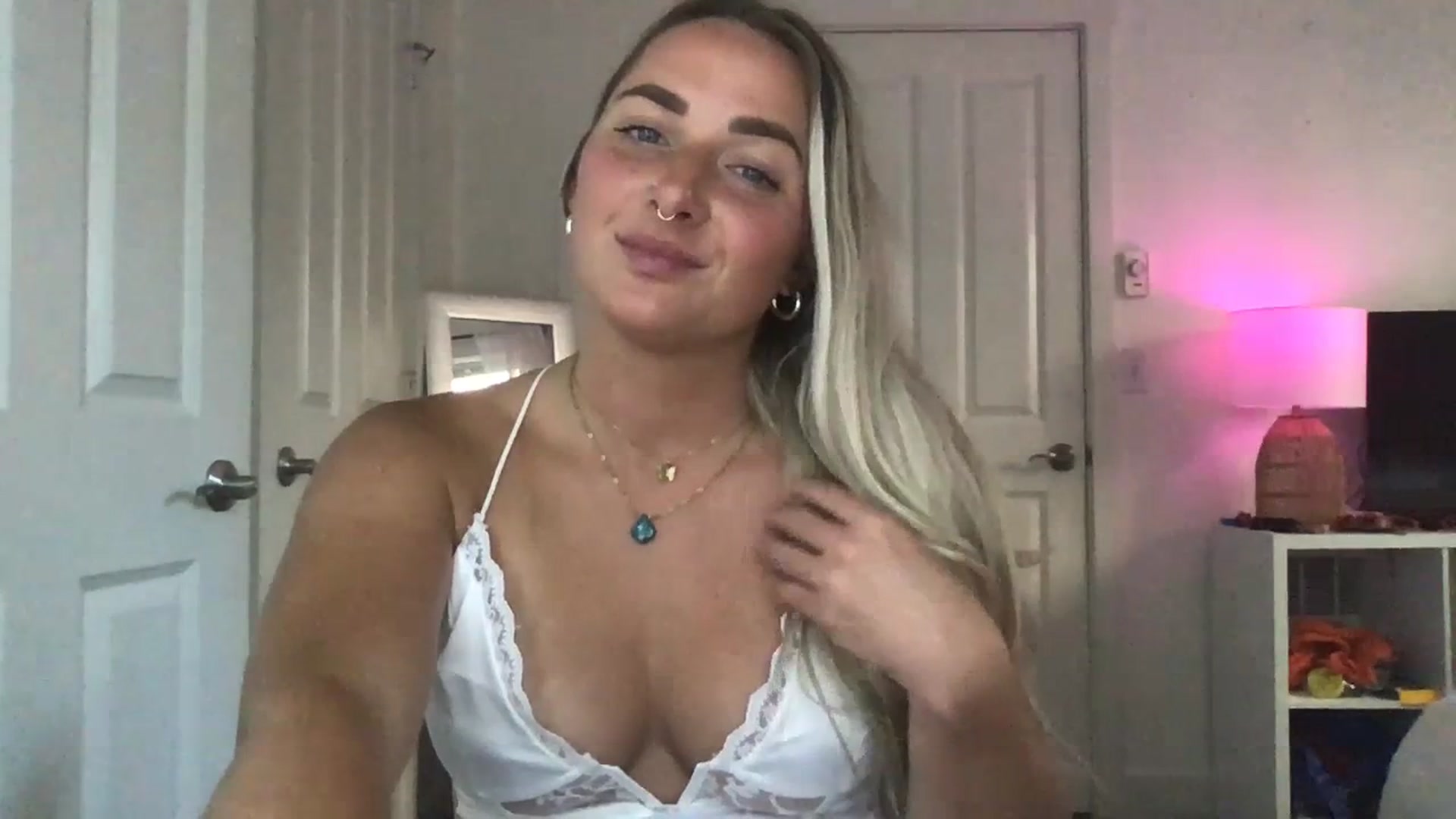 Gallery image thumbnail from OliviaQuinnn's myfreecams stream on, 07/03/2023, 23:58 image 10 of 20