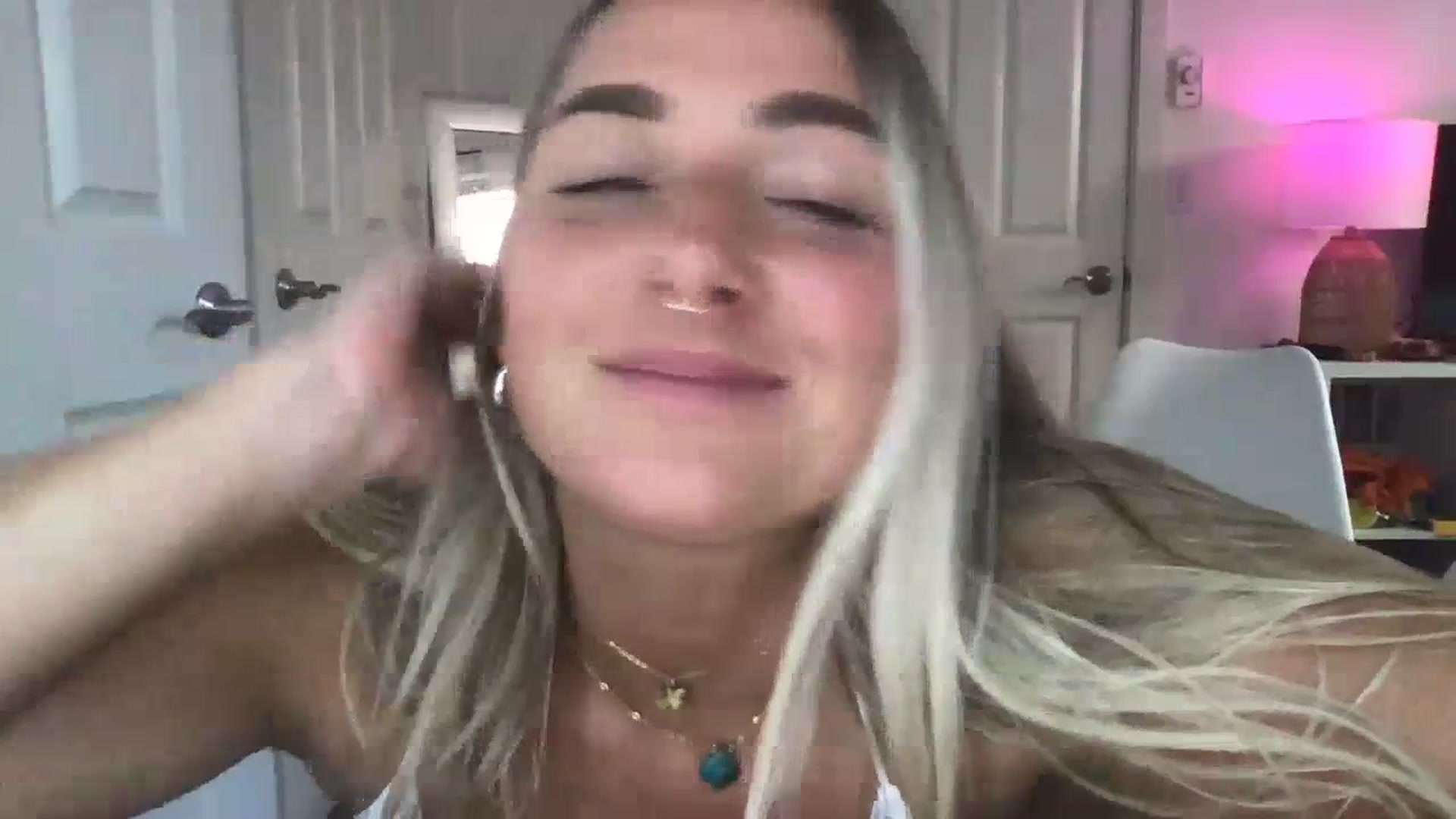 Gallery image thumbnail from OliviaQuinnn's myfreecams stream on, 07/03/2023, 23:58 image 11 of 20