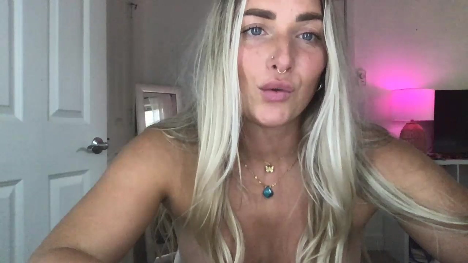 Gallery image thumbnail from OliviaQuinnn's myfreecams stream on, 07/04/2023, 02:32 image 13 of 20