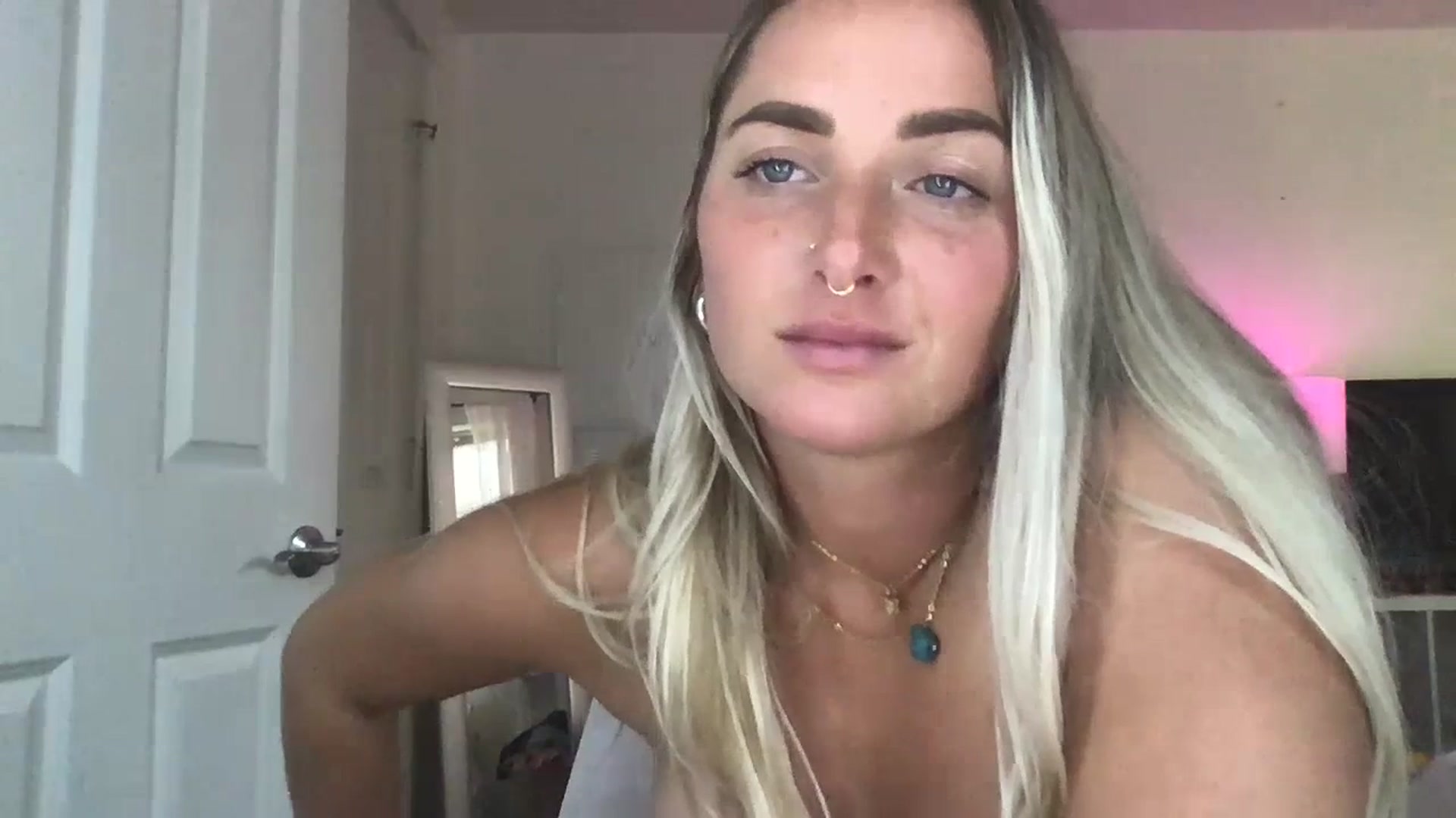 Gallery image thumbnail from OliviaQuinnn's myfreecams stream on, 07/04/2023, 02:32 image 16 of 20