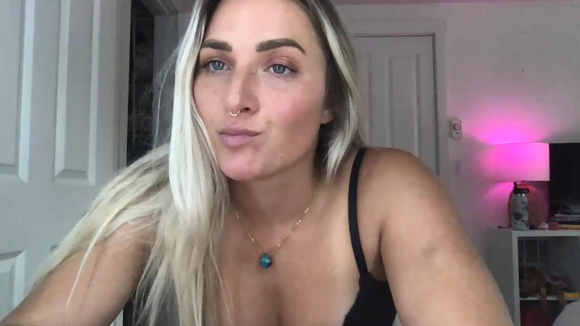 Gallery image thumbnail from OliviaQuinnn's myfreecams stream on, 07/10/2023, 23:31 image 7 of 20