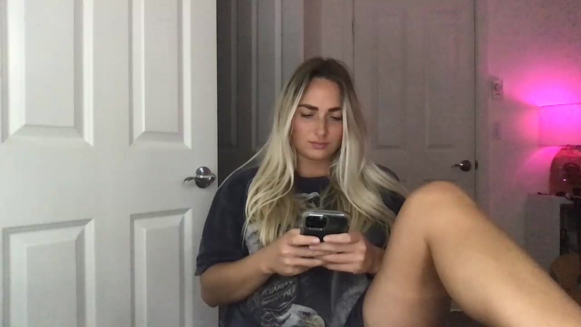 Gallery image thumbnail from OliviaQuinnn's myfreecams stream on, 07/18/2023, 03:59 image 6 of 20