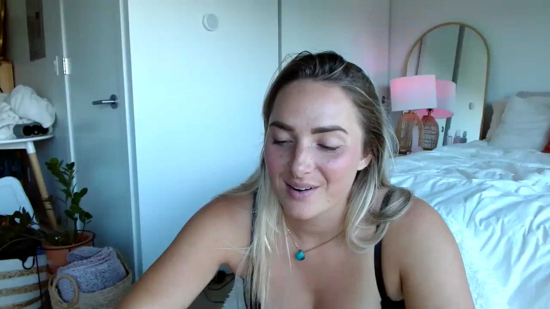 Gallery image thumbnail from OliviaQuinnn's myfreecams stream on, 08/04/2023, 22:39 image 8 of 20