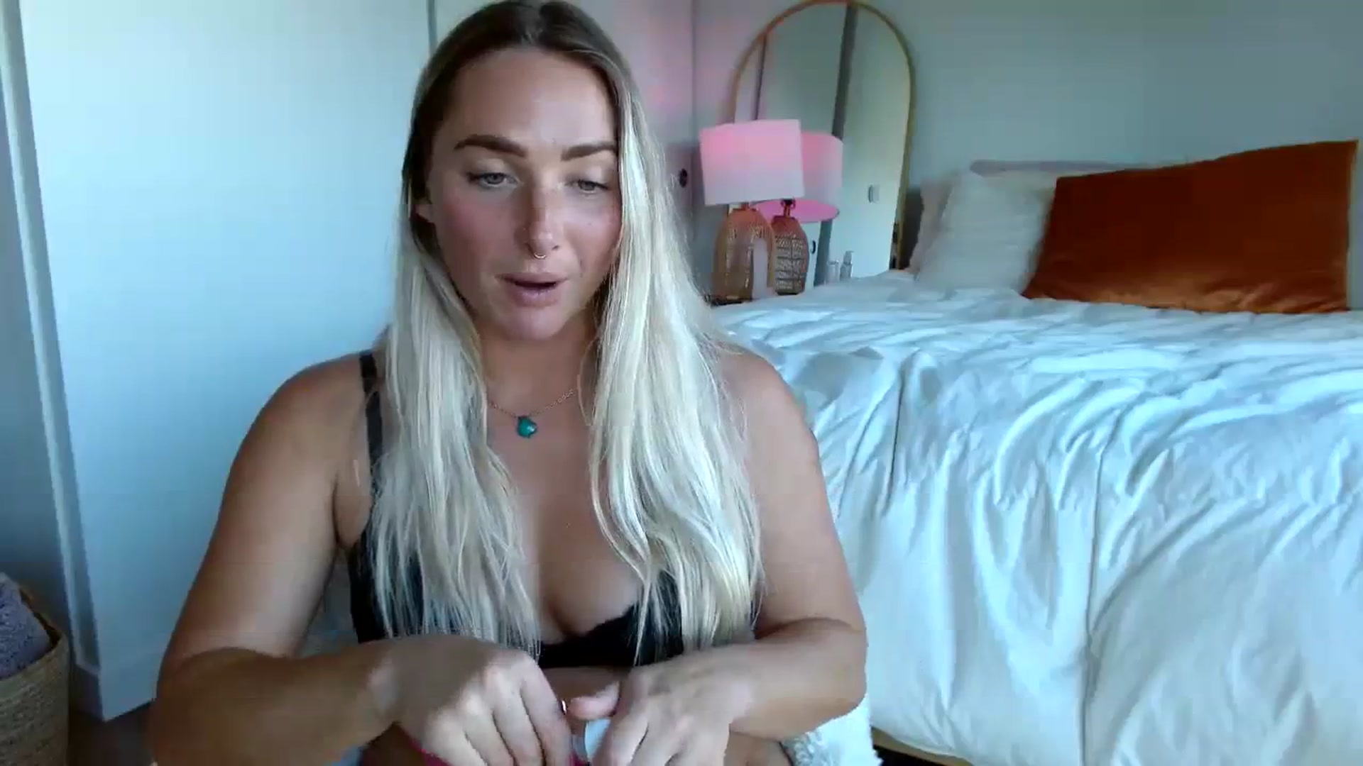 Gallery image thumbnail from OliviaQuinnn's myfreecams stream on, 08/05/2023, 24:45 image 10 of 20