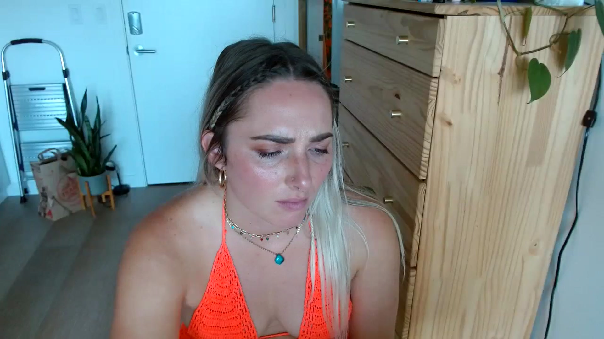 Gallery image thumbnail from OliviaQuinnn's myfreecams stream on, 08/25/2023, 20:35 image 14 of 20