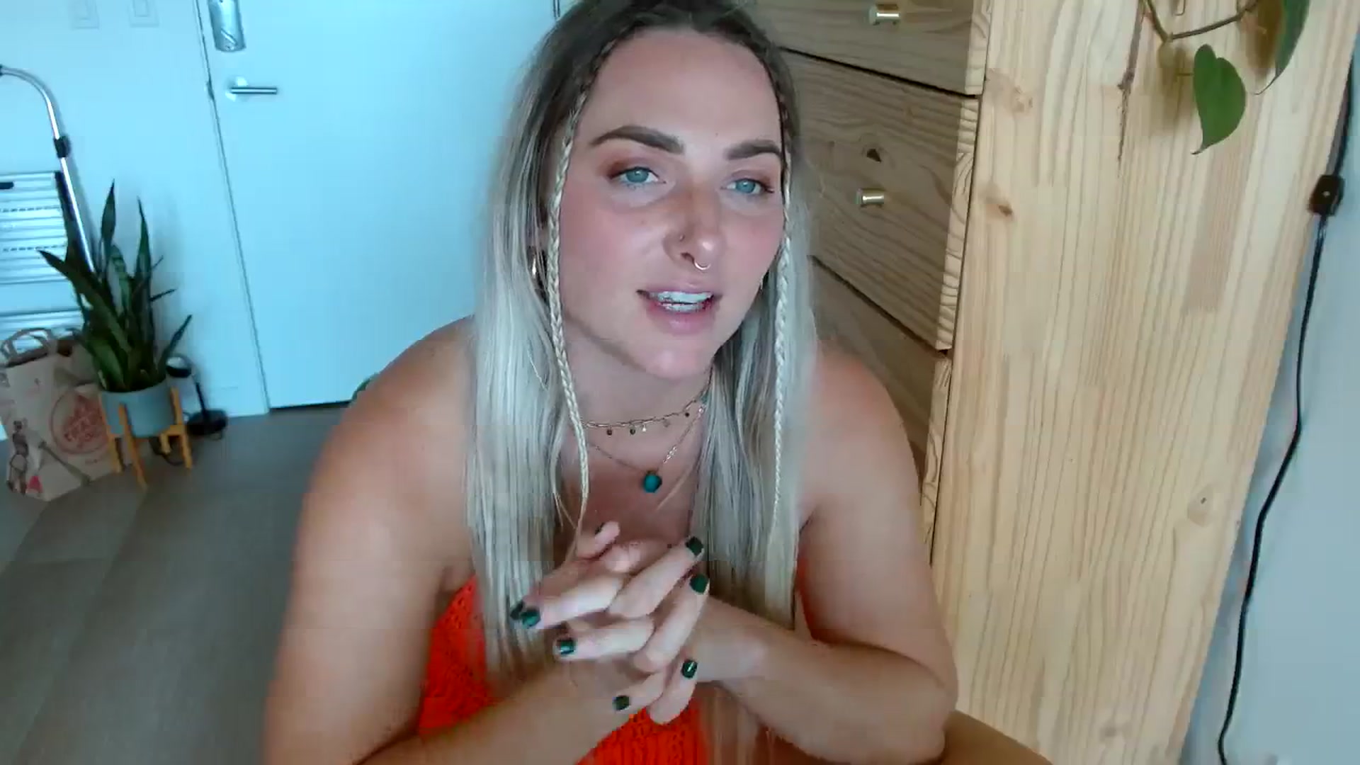 Gallery image thumbnail from OliviaQuinnn's myfreecams stream on, 08/25/2023, 20:35 image 4 of 20