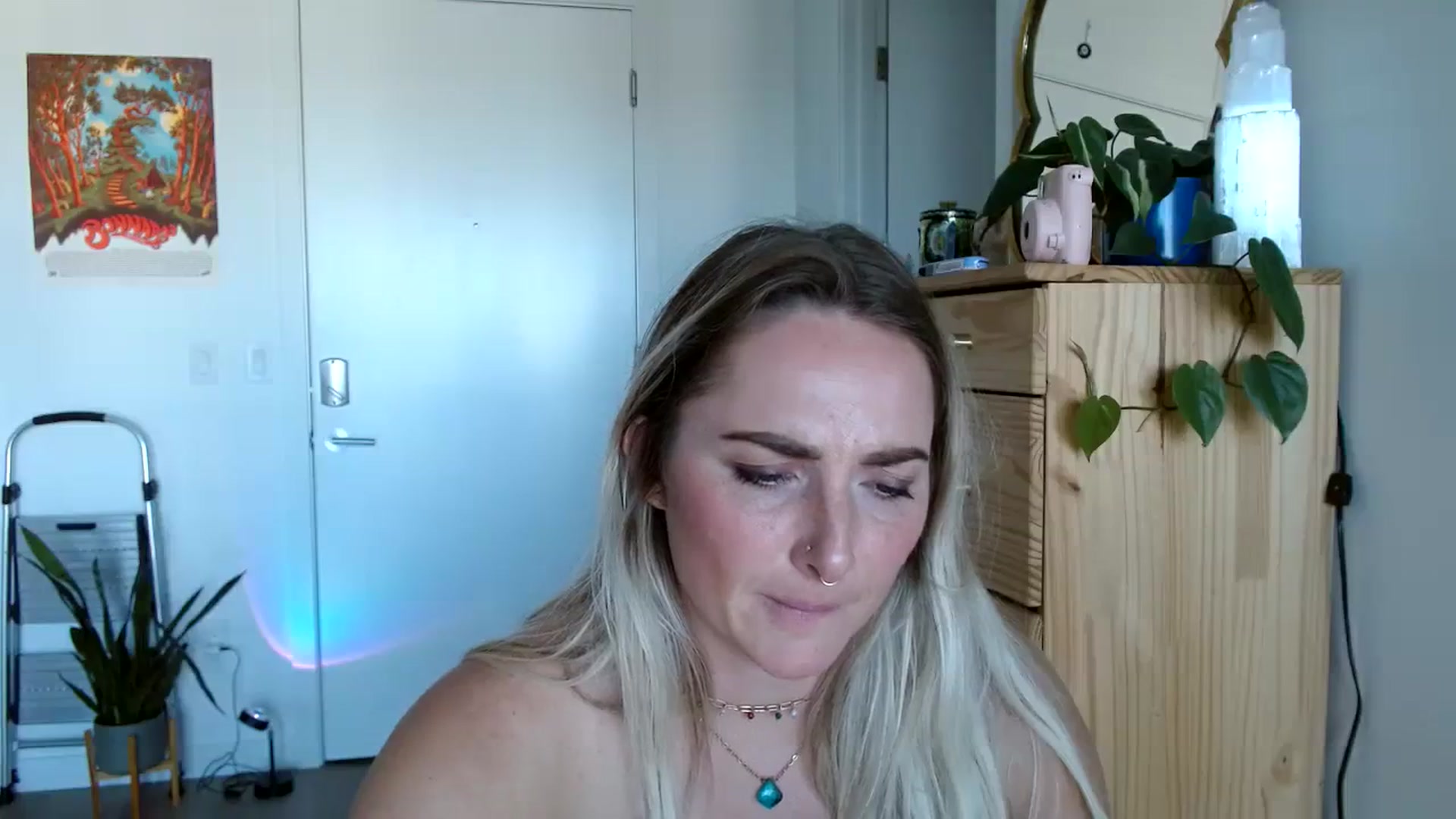 Gallery image thumbnail from OliviaQuinnn's myfreecams stream on, 09/09/2023, 01:09 image 12 of 20