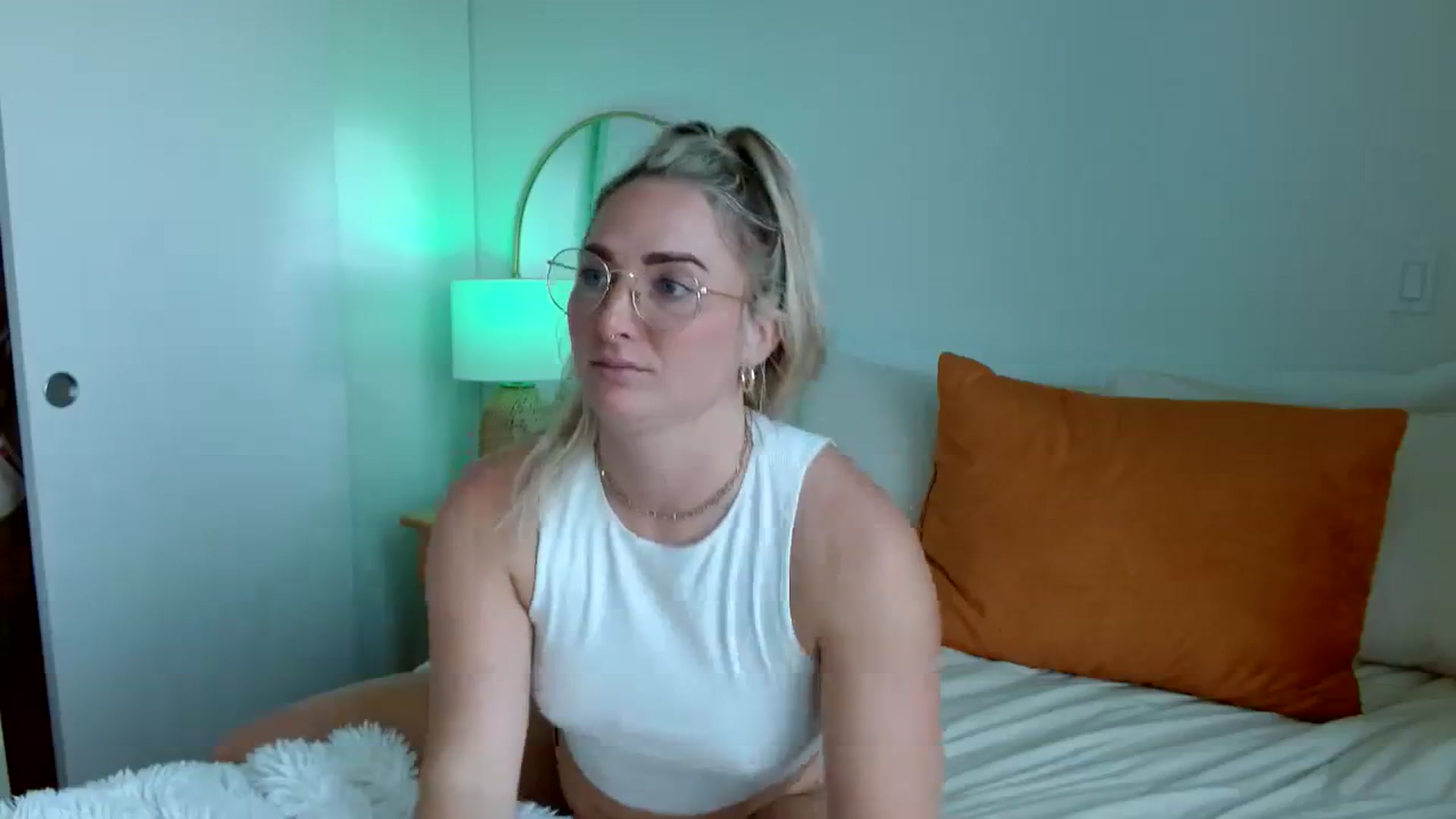 Gallery image thumbnail from OliviaQuinnn's myfreecams stream on, 09/28/2023, 23:57 image 6 of 20