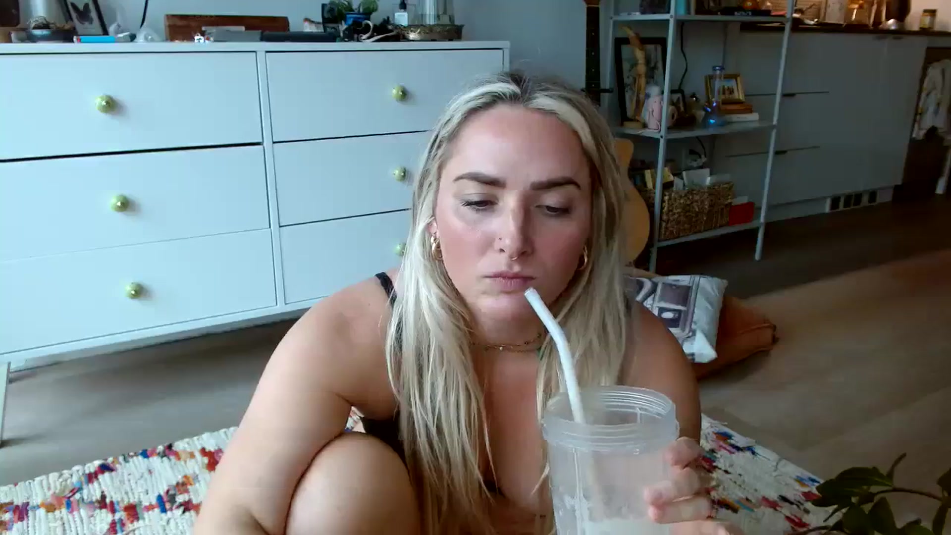 Gallery image thumbnail from OliviaQuinnn's myfreecams stream on, 10/02/2023, 21:38 image 16 of 20