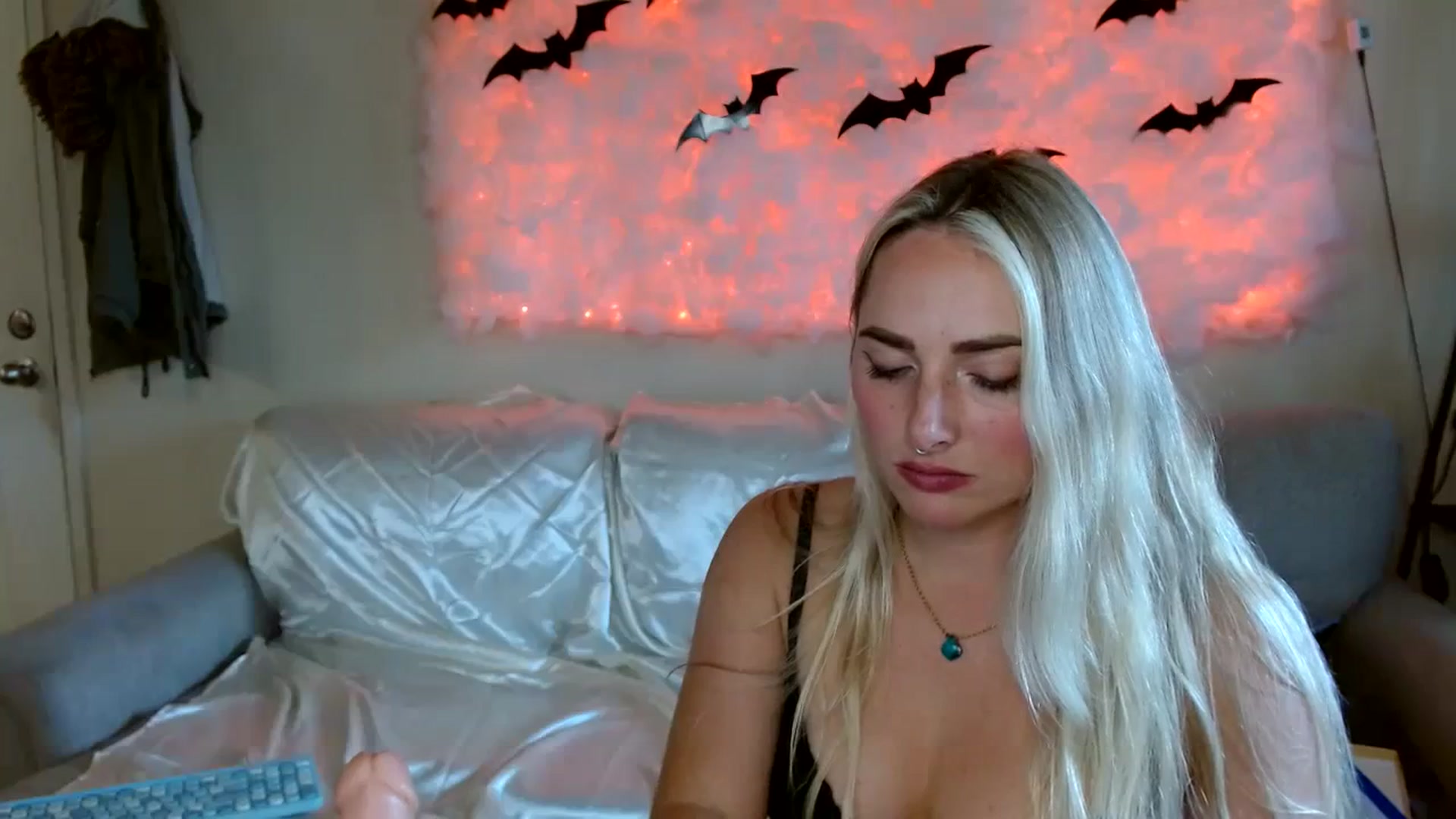 Gallery image thumbnail from OliviaQuinnn's myfreecams stream on, 10/13/2023, 23:37 image 8 of 20