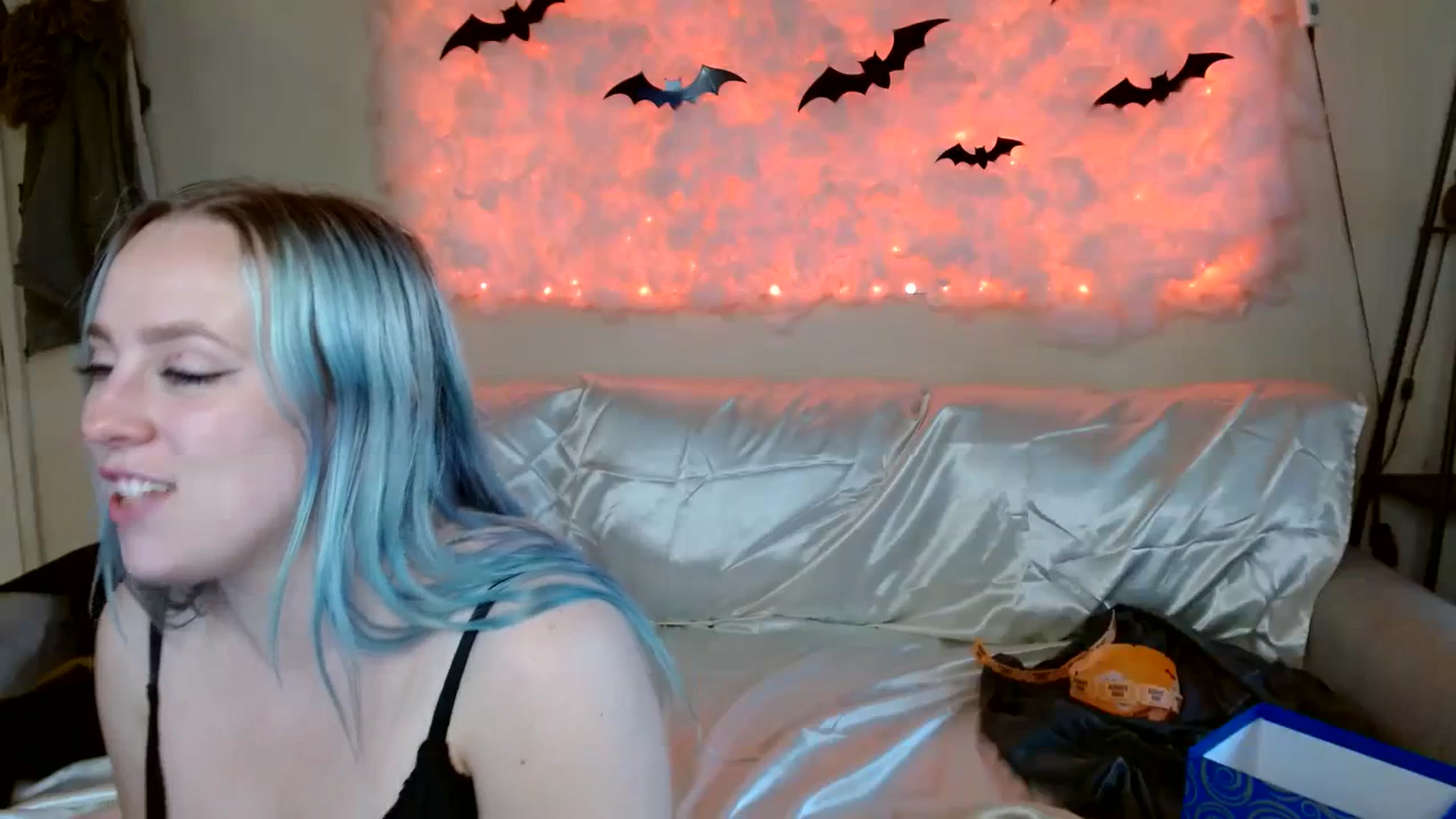 Gallery image thumbnail from OliviaQuinnn's myfreecams stream on, 10/14/2023, 24:32 image 14 of 20