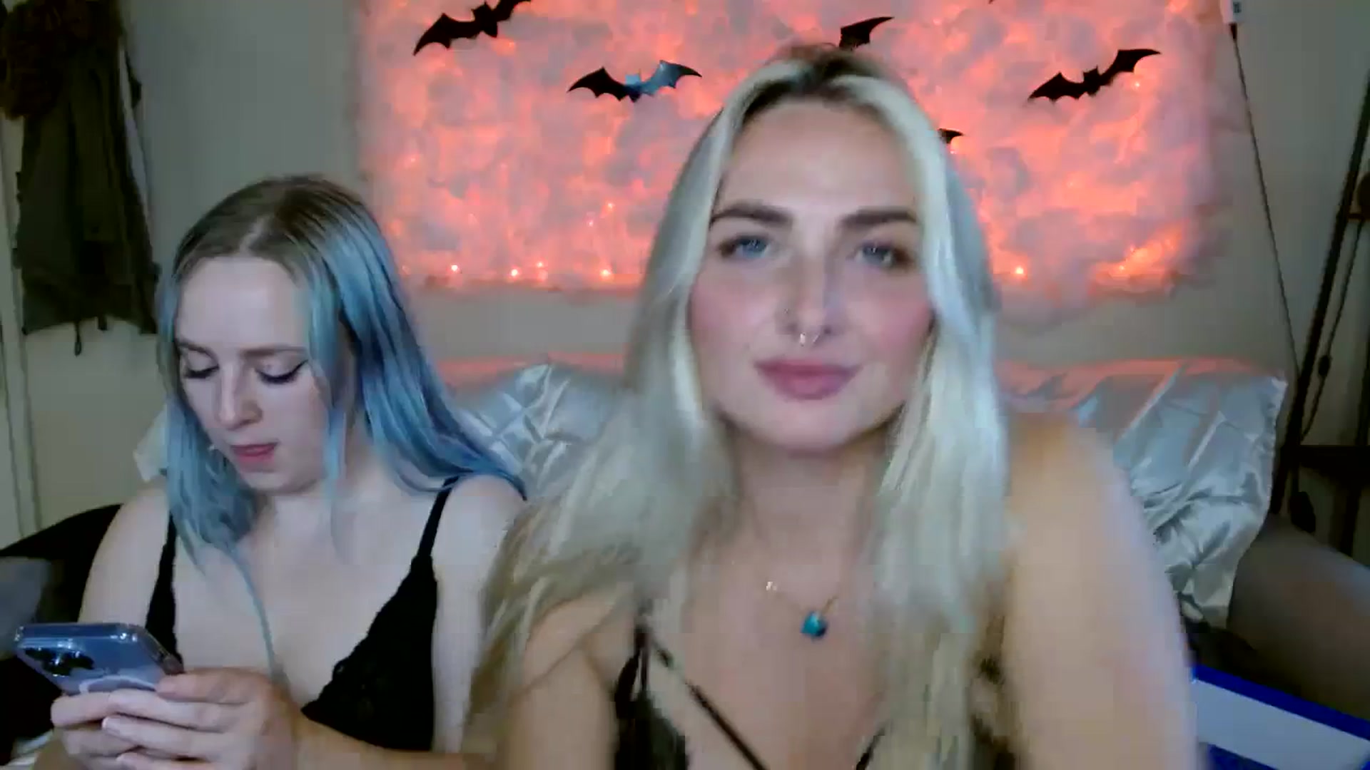 Gallery image thumbnail from OliviaQuinnn's myfreecams stream on, 10/14/2023, 24:32 image 18 of 20
