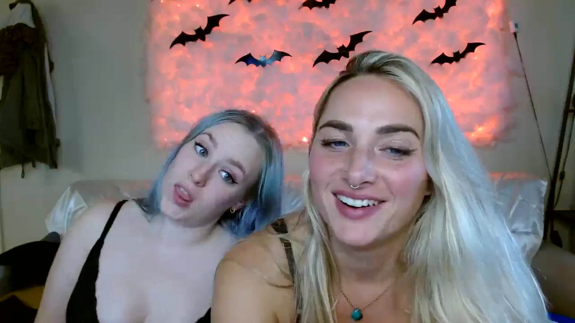 Gallery image thumbnail from OliviaQuinnn's myfreecams stream on, 10/14/2023, 24:32 image 19 of 20