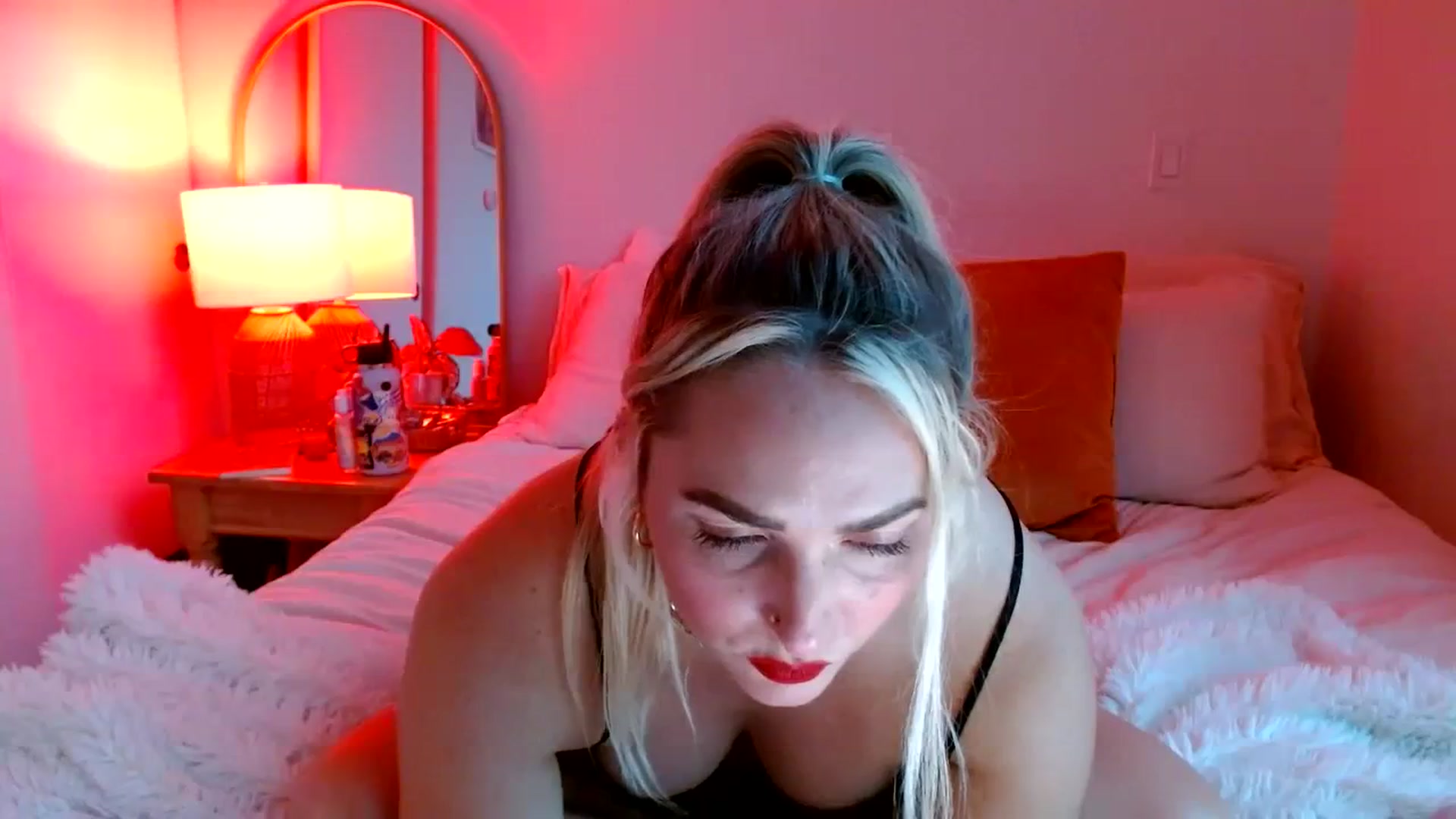 Gallery image thumbnail from OliviaQuinnn's myfreecams stream on, 10/20/2023, 01:18 image 17 of 20
