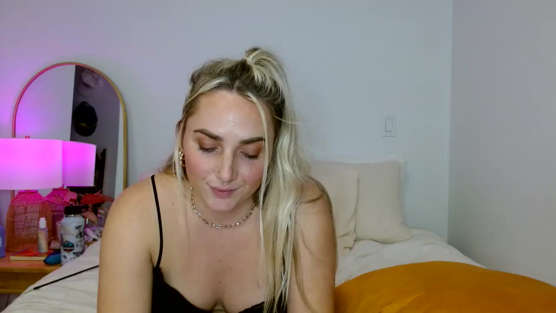 Gallery image thumbnail from OliviaQuinnn's myfreecams stream on, 11/07/2023, 06:15 image 12 of 20