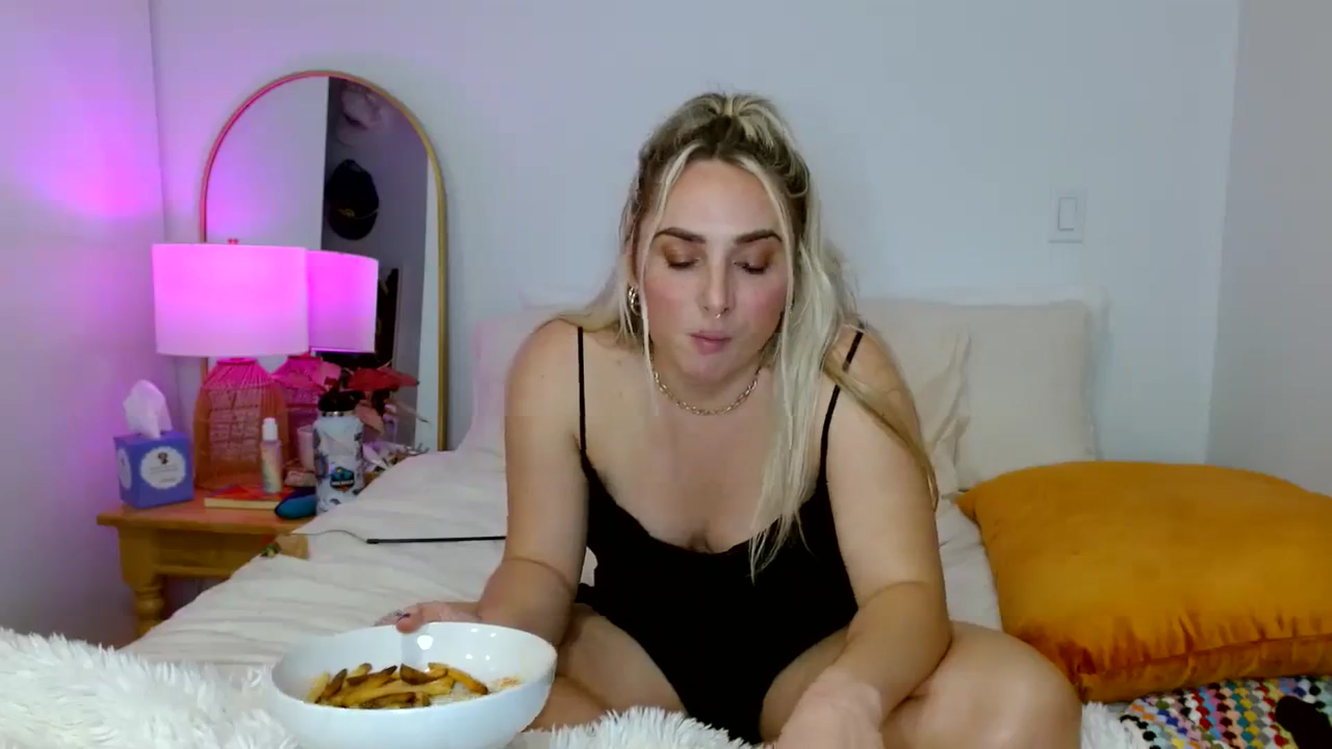 Gallery image thumbnail from OliviaQuinnn's myfreecams stream on, 11/07/2023, 06:15 image 3 of 20
