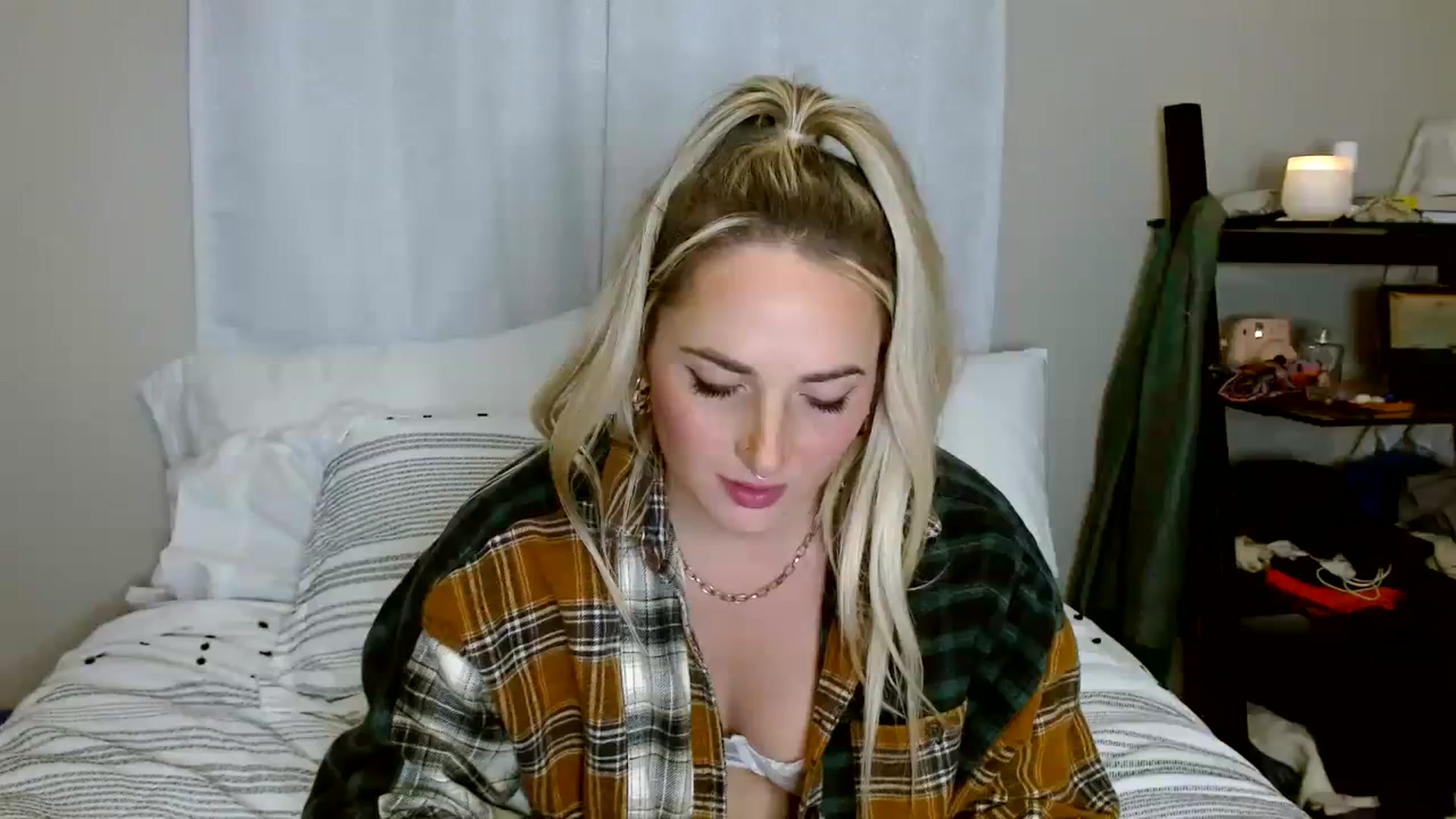 Gallery image thumbnail from OliviaQuinnn's myfreecams stream on, 11/27/2023, 01:58 image 1 of 20