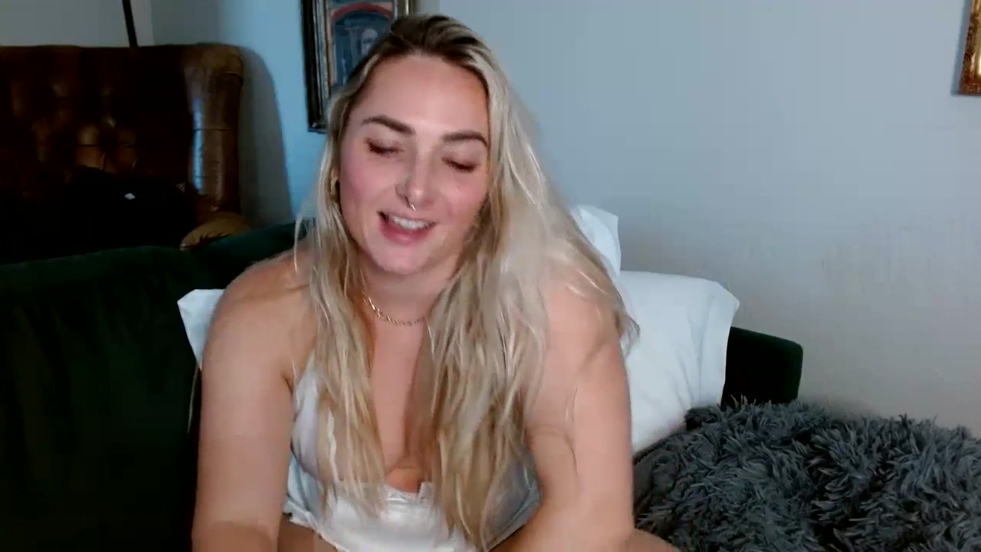 Gallery image thumbnail from OliviaQuinnn's myfreecams stream on, 11/28/2023, 22:21 image 4 of 20