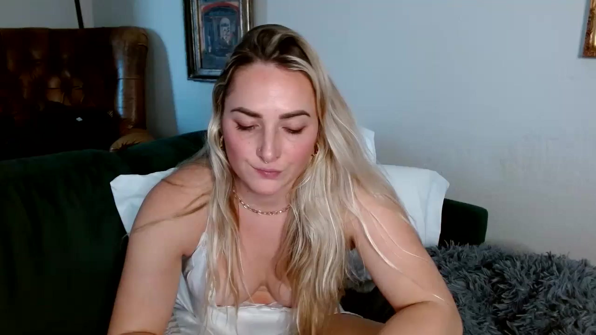 Gallery image thumbnail from OliviaQuinnn's myfreecams stream on, 11/28/2023, 22:21 image 1 of 20