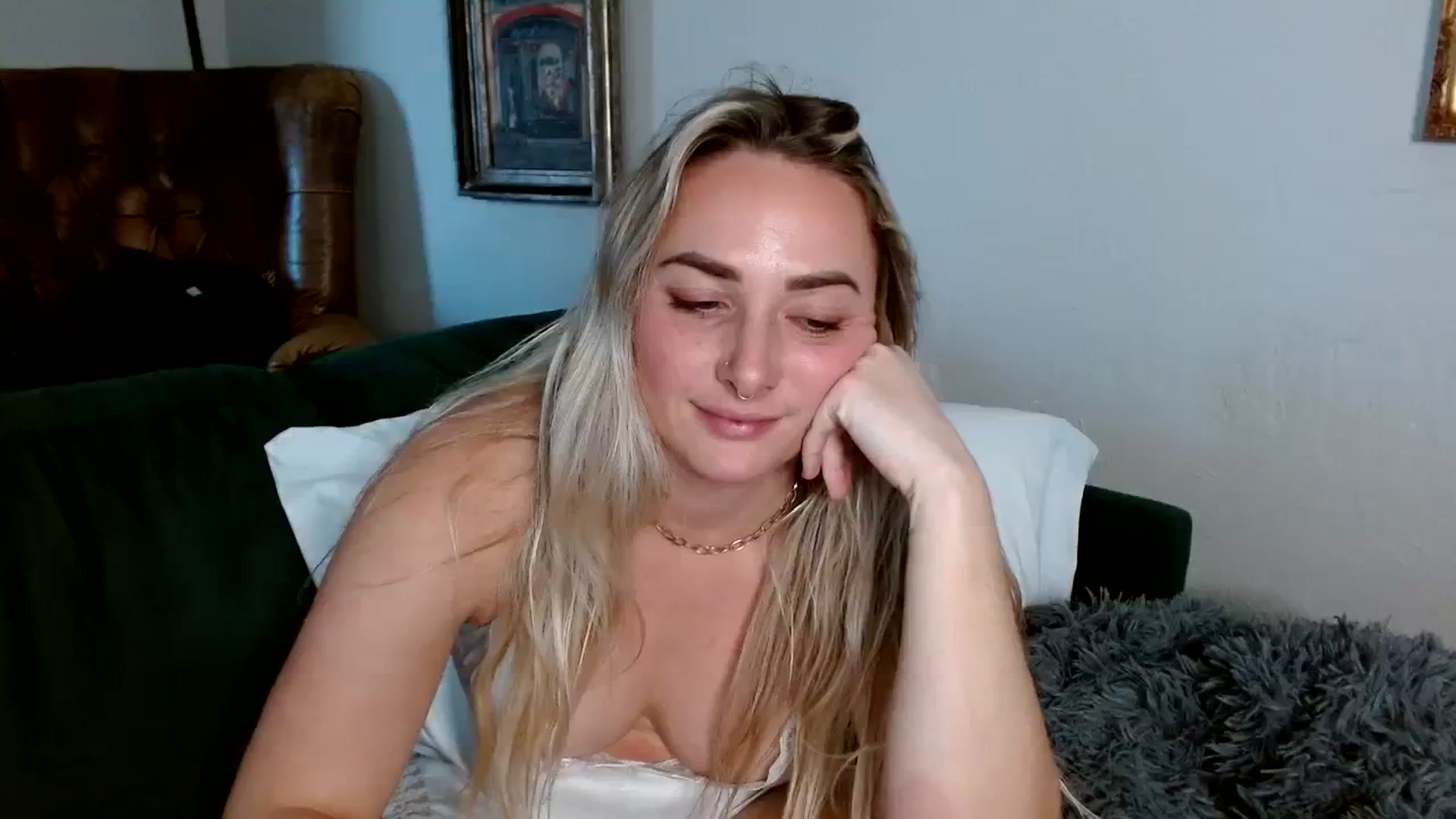 Gallery image thumbnail from OliviaQuinnn's myfreecams stream on, 11/28/2023, 22:21 image 2 of 20