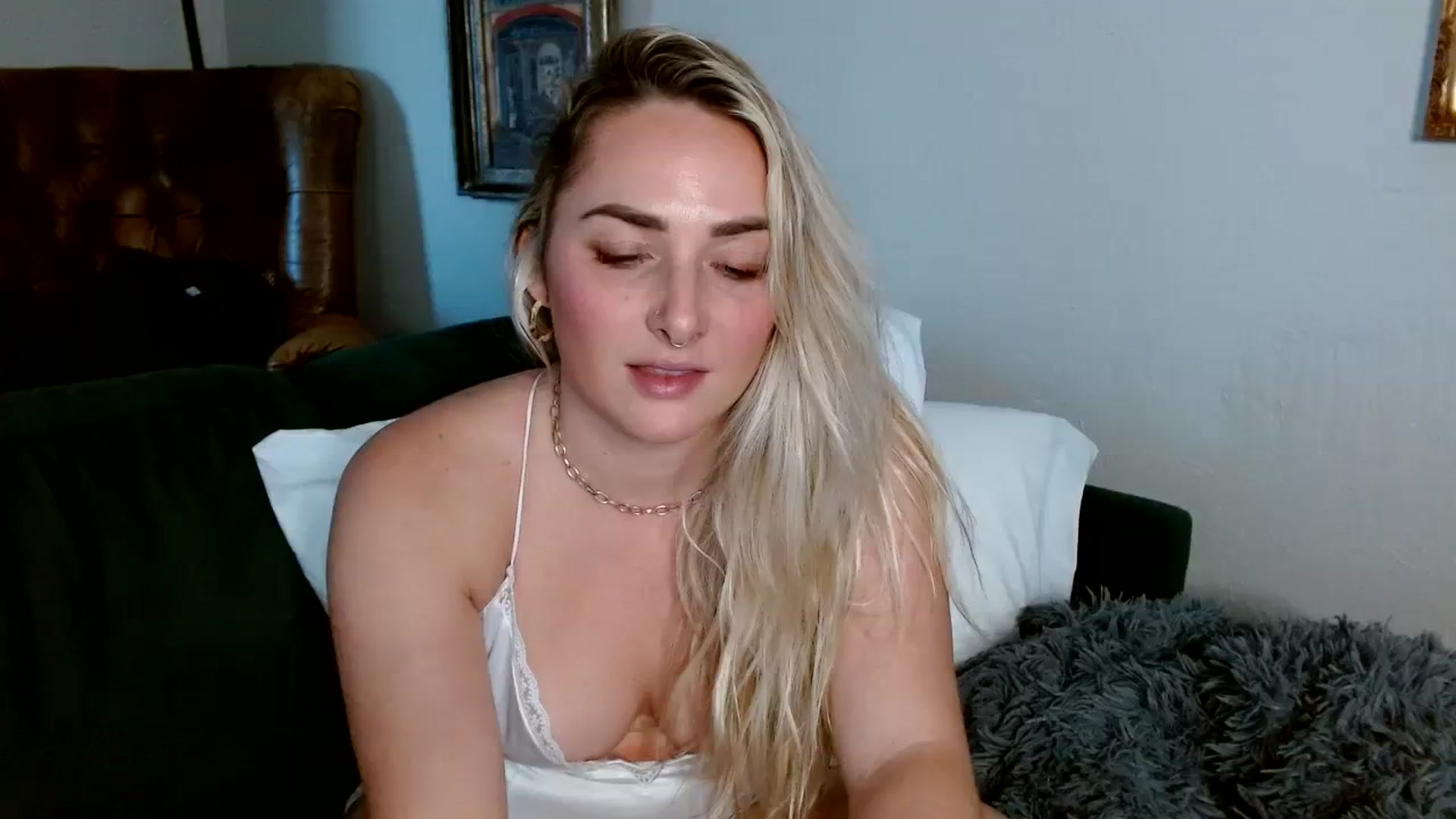 Gallery image thumbnail from OliviaQuinnn's myfreecams stream on, 11/28/2023, 22:21 image 10 of 20