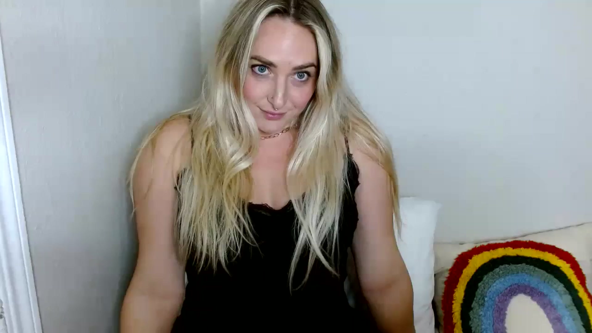 Gallery image thumbnail from OliviaQuinnn's myfreecams stream on, 12/04/2023, 02:35 image 1 of 20