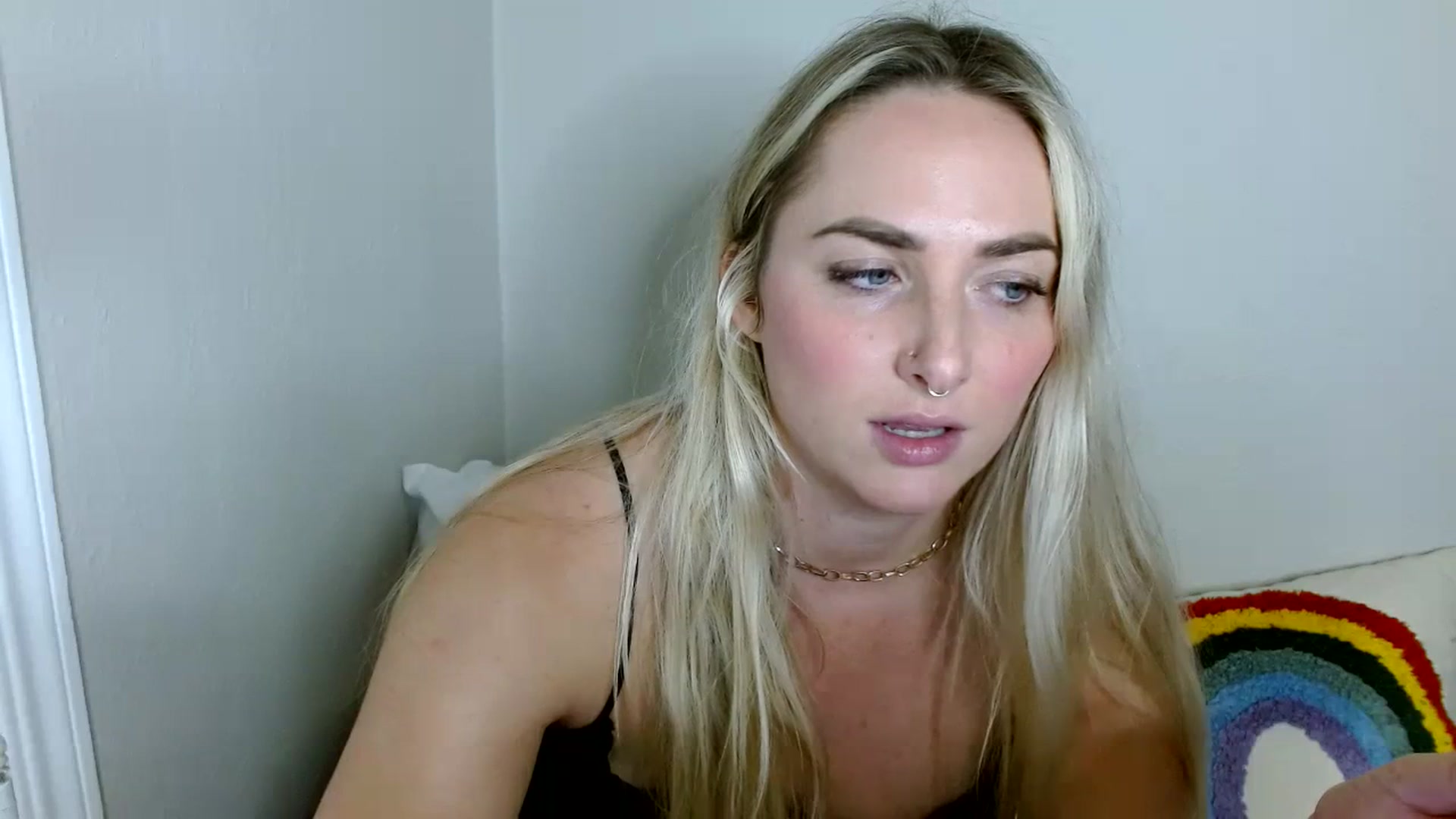 Gallery image thumbnail from OliviaQuinnn's myfreecams stream on, 12/04/2023, 02:35 image 5 of 20