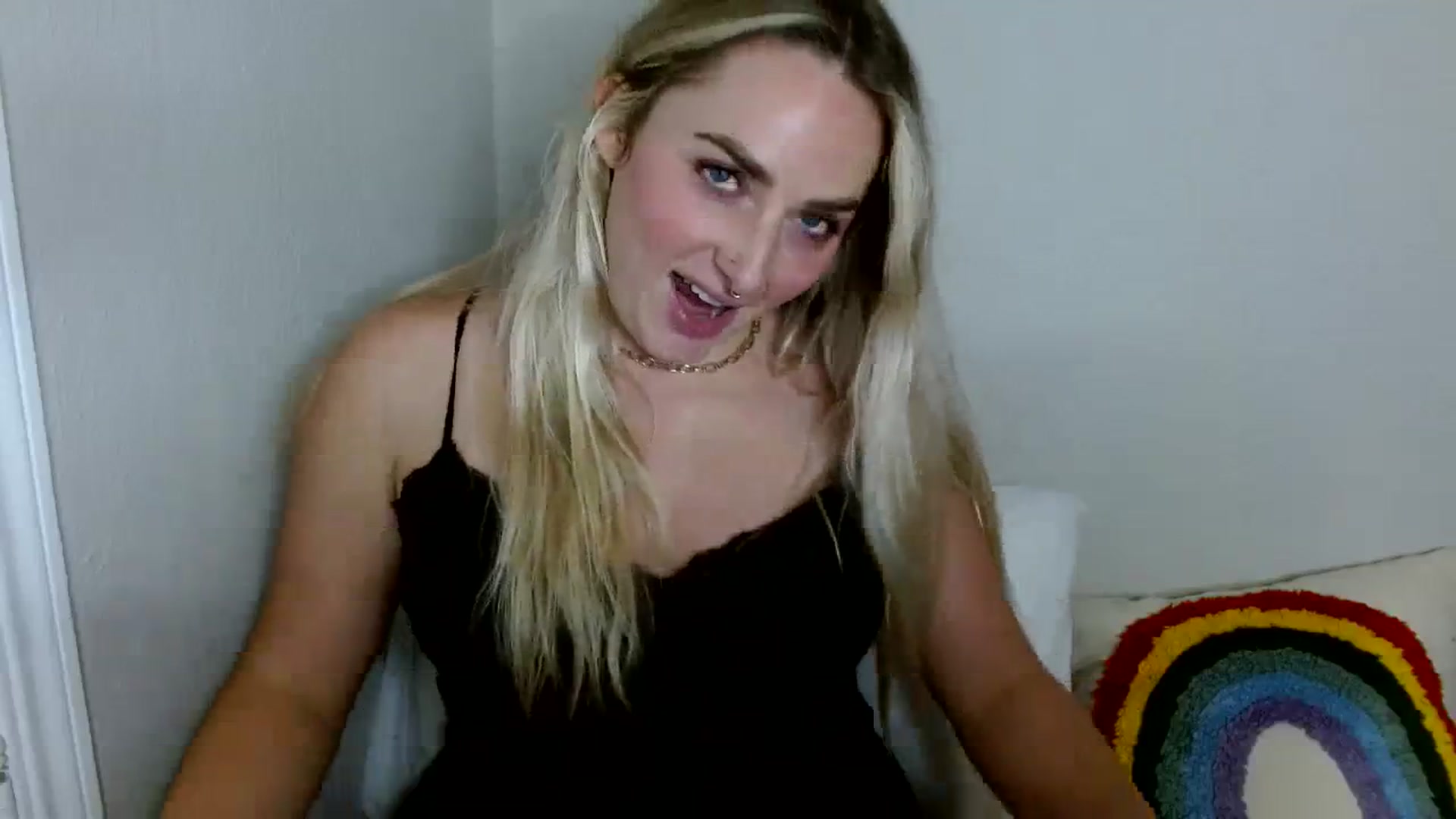 Gallery image thumbnail from OliviaQuinnn's myfreecams stream on, 12/04/2023, 02:35 image 4 of 20