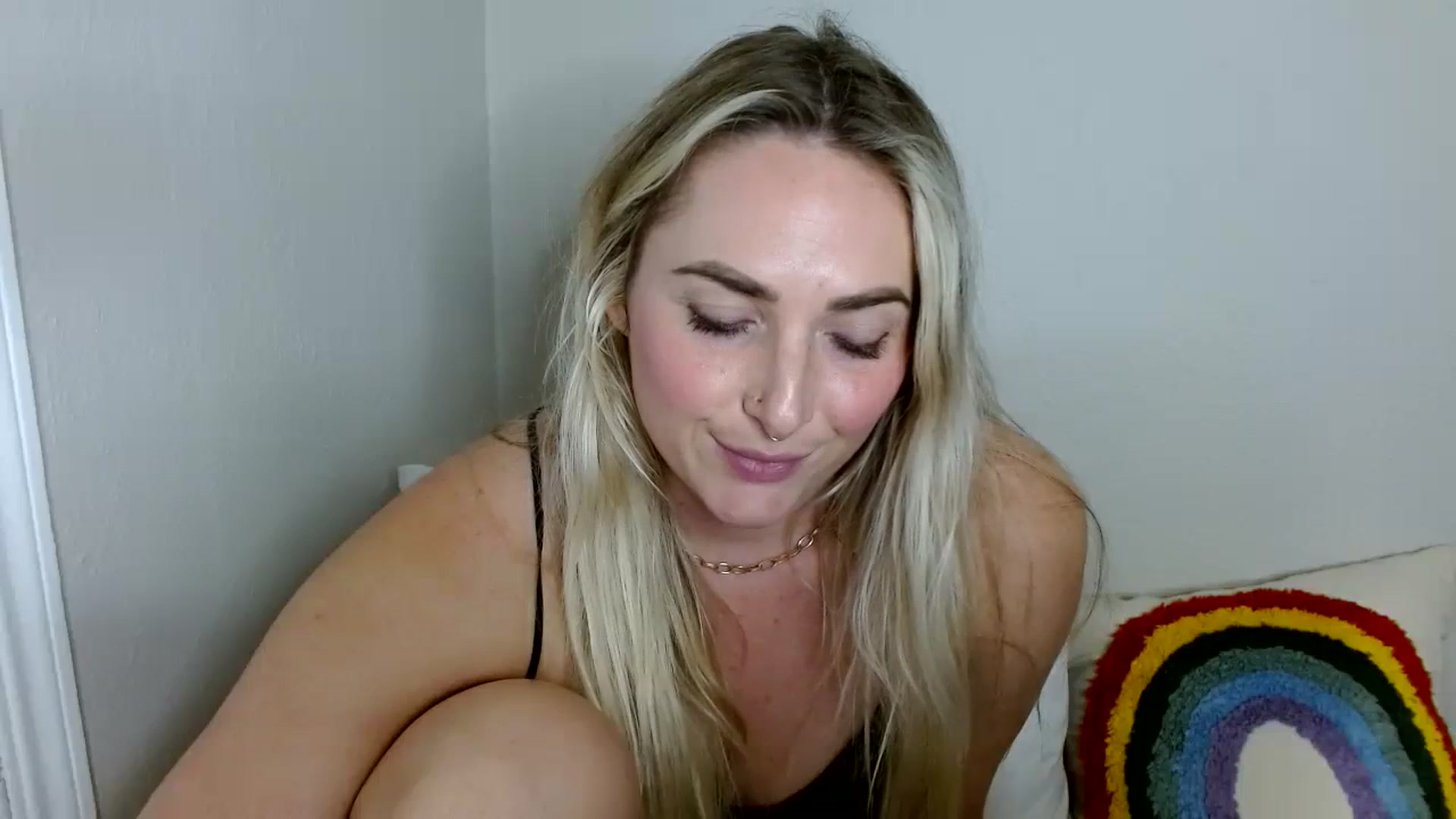 Gallery image thumbnail from OliviaQuinnn's myfreecams stream on, 12/04/2023, 02:35 image 17 of 20