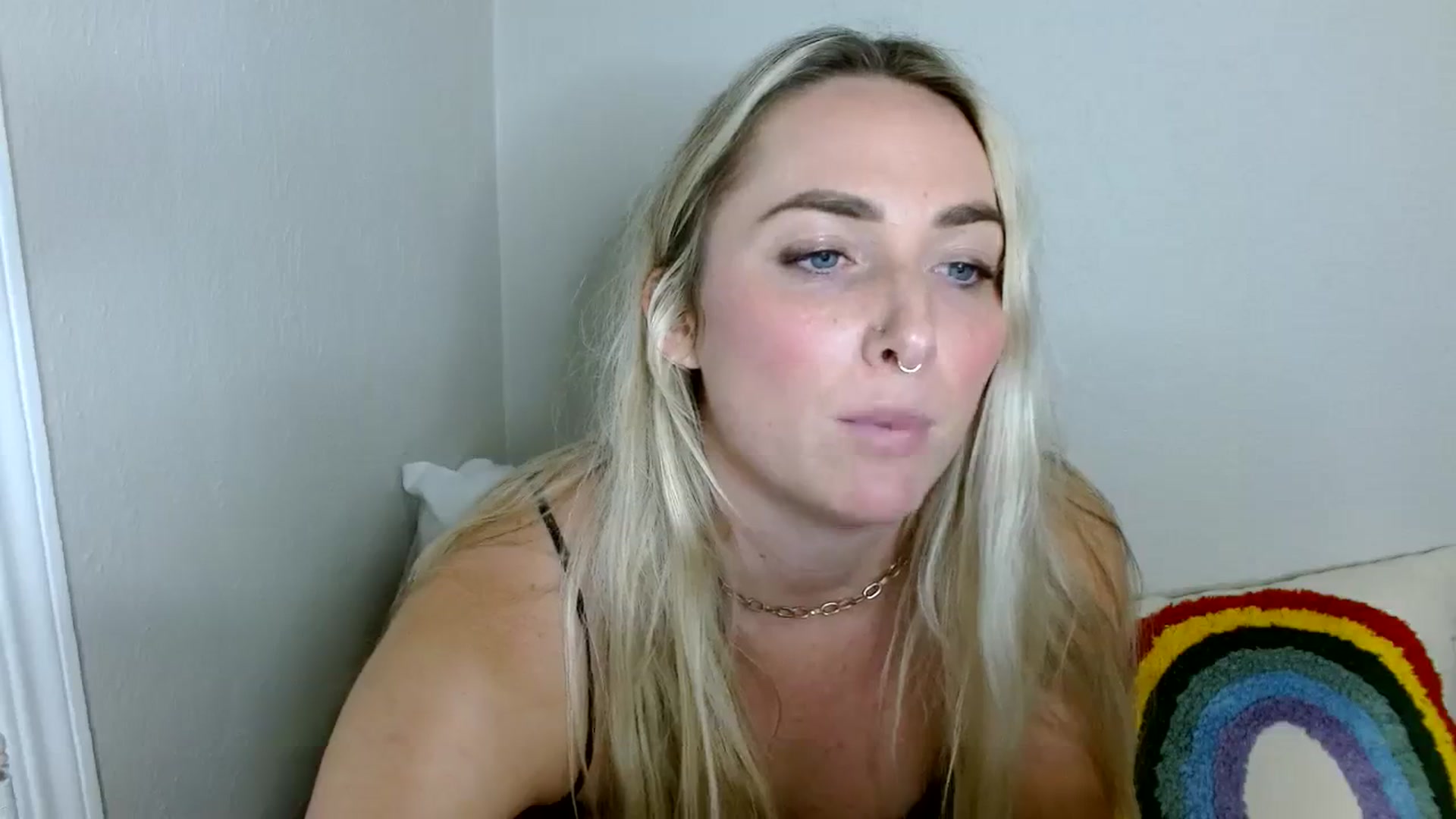Gallery image thumbnail from OliviaQuinnn's myfreecams stream on, 12/04/2023, 02:35 image 7 of 20