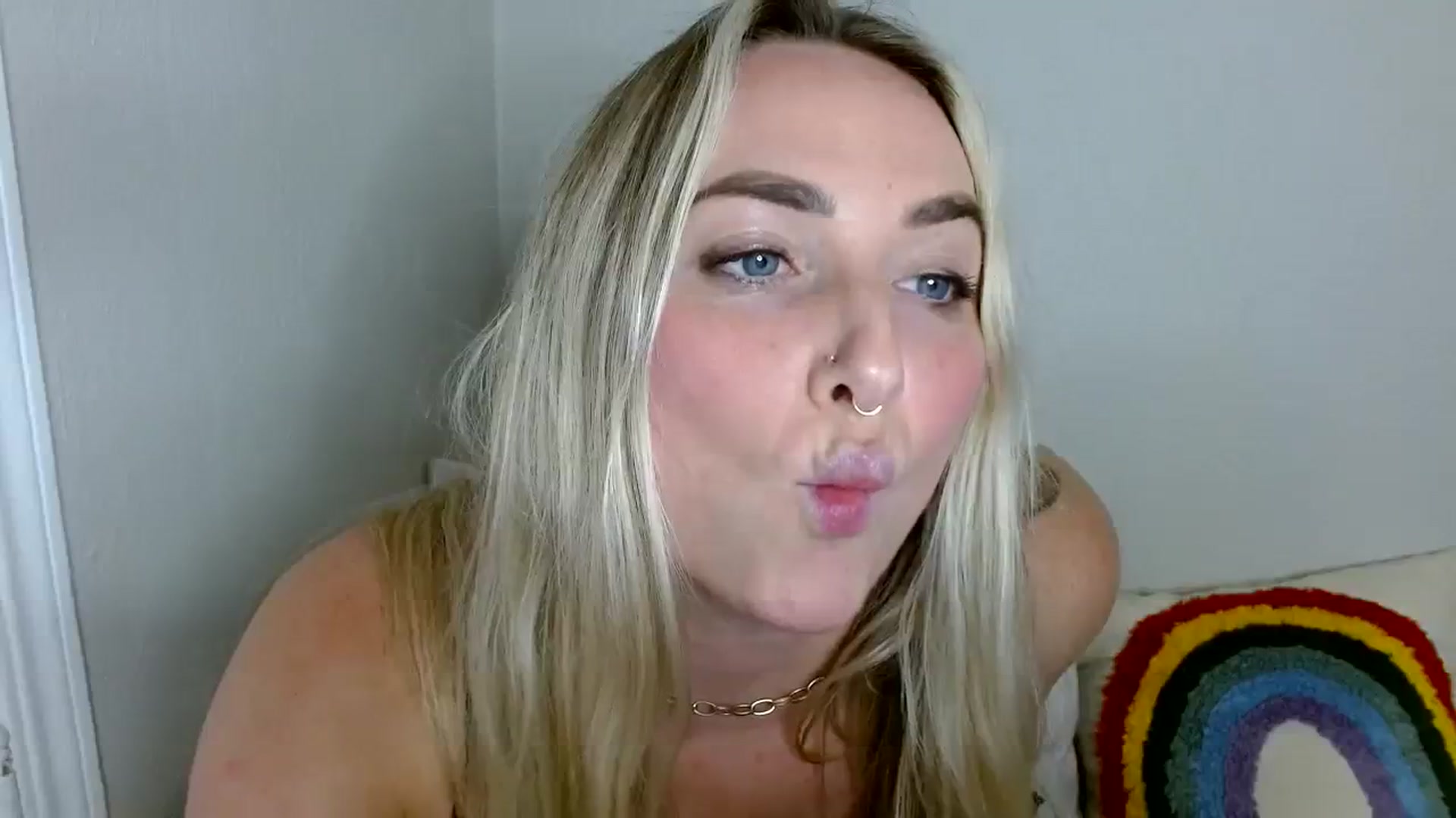 Gallery image thumbnail from OliviaQuinnn's myfreecams stream on, 12/04/2023, 04:22 image 5 of 20