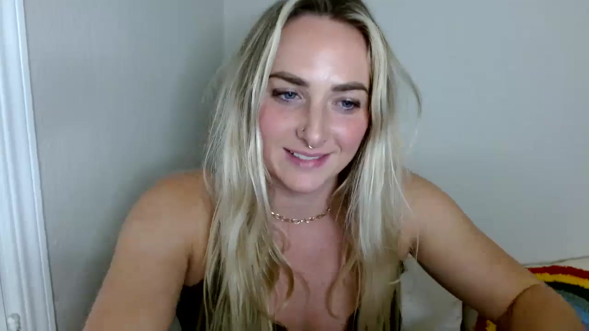 Gallery image thumbnail from OliviaQuinnn's myfreecams stream on, 12/04/2023, 04:22 image 15 of 20
