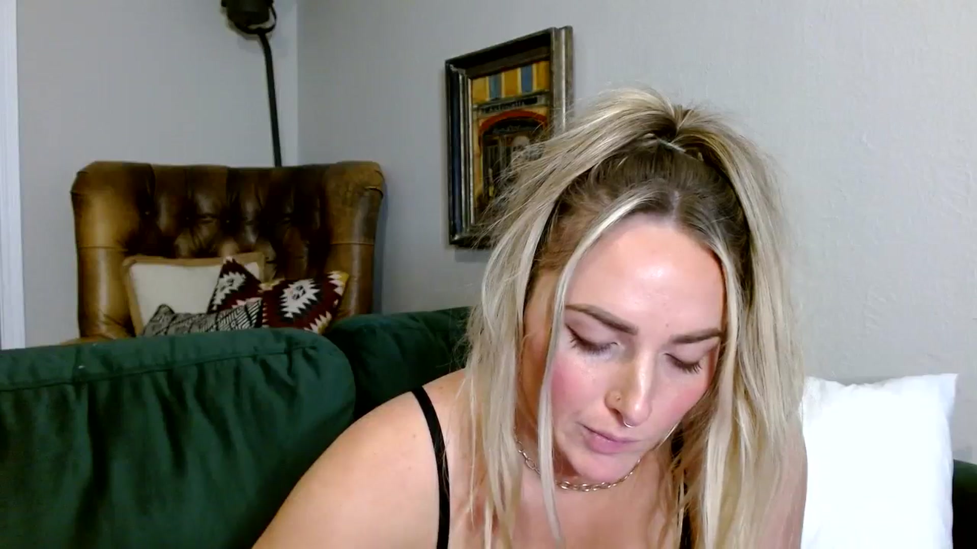 Gallery image thumbnail from OliviaQuinnn's myfreecams stream on, 12/06/2023, 24:58 image 19 of 20