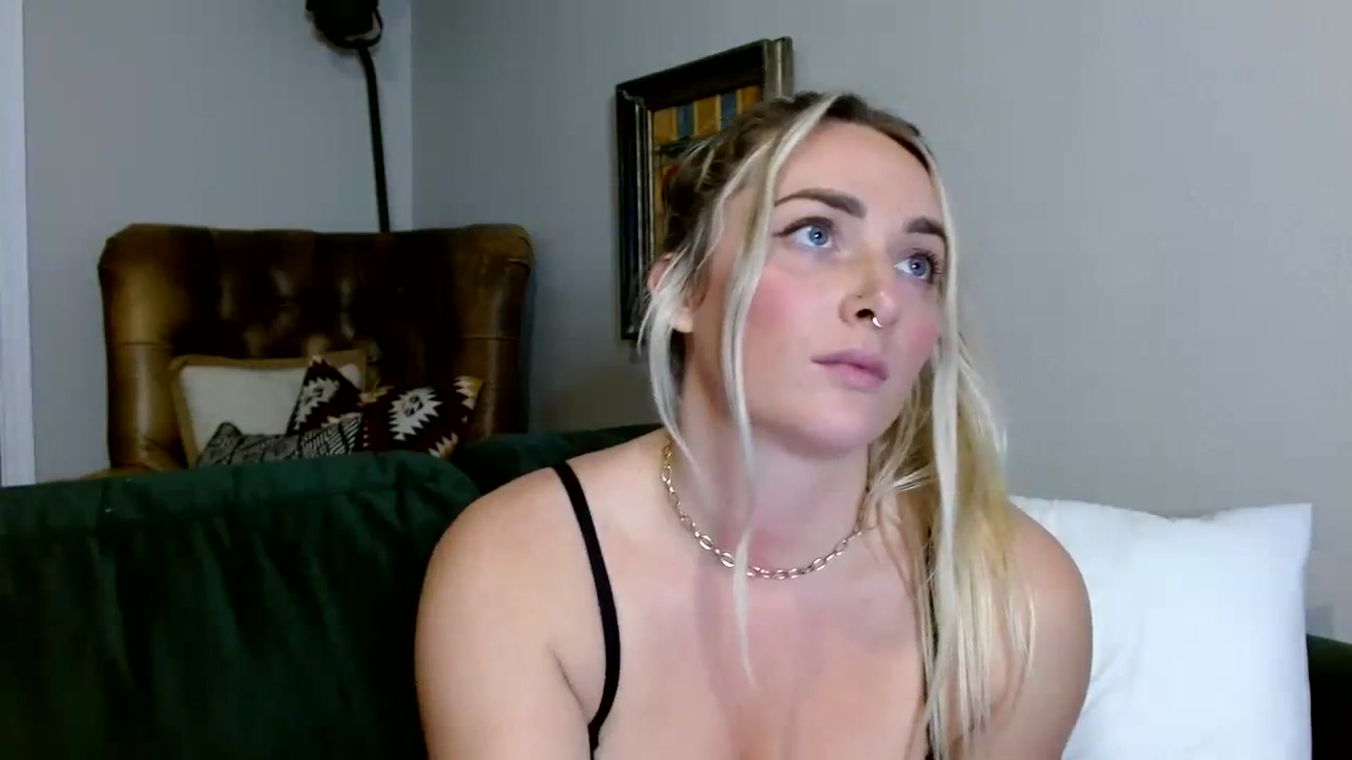 Gallery image thumbnail from OliviaQuinnn's myfreecams stream on, 12/06/2023, 24:58 image 7 of 20