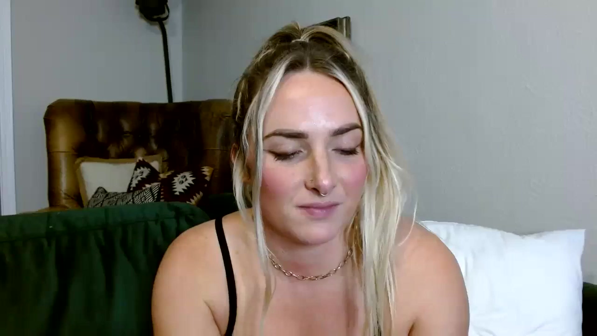 Gallery image thumbnail from OliviaQuinnn's myfreecams stream on, 12/06/2023, 24:58 image 12 of 20