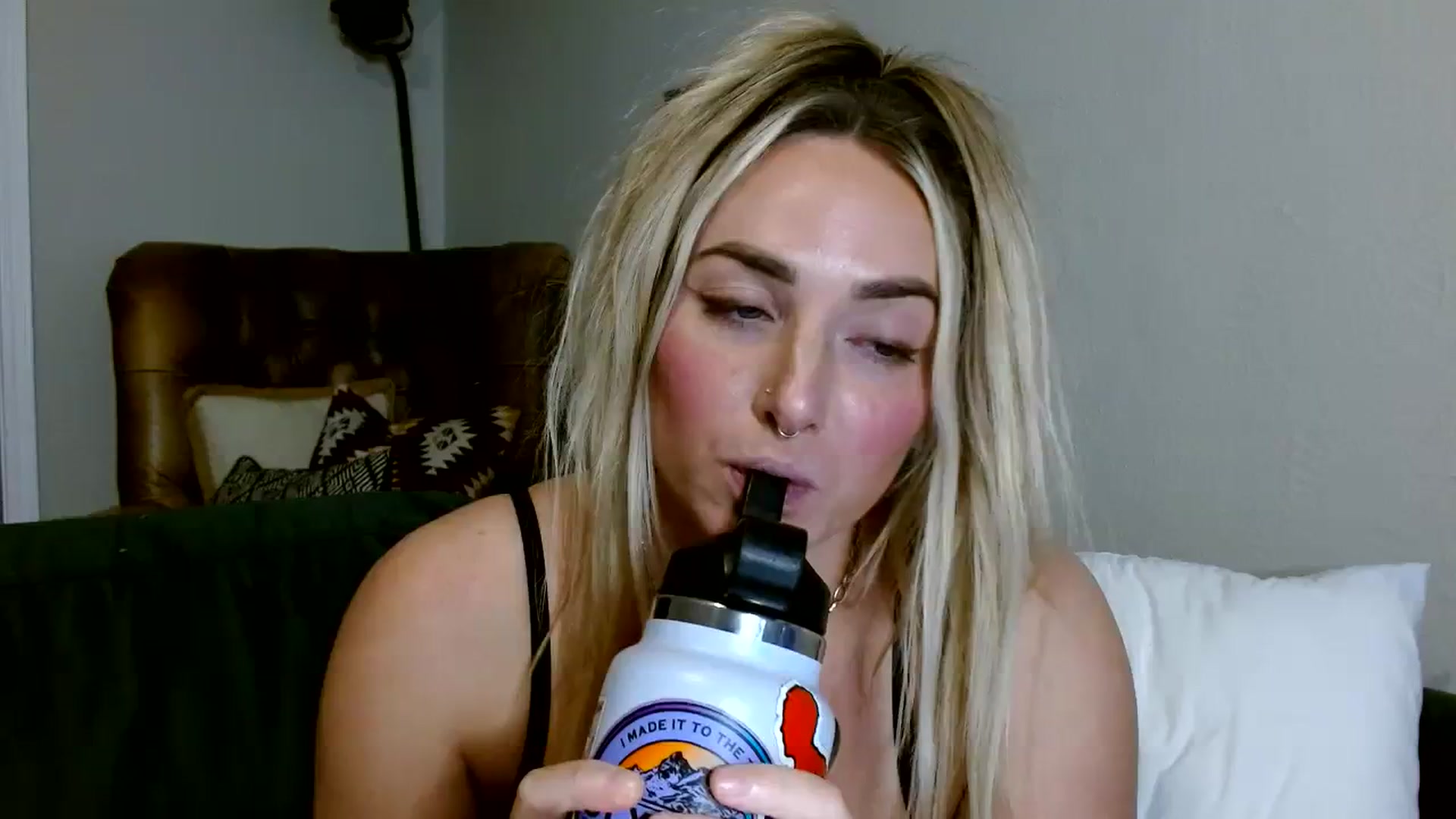 Gallery image thumbnail from OliviaQuinnn's myfreecams stream on, 12/06/2023, 24:58 image 14 of 20