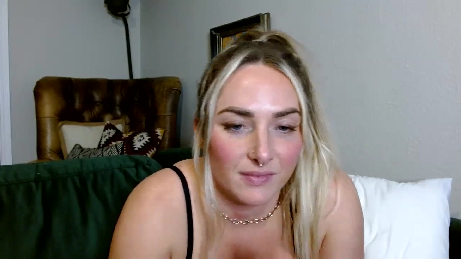 Gallery image thumbnail from OliviaQuinnn's myfreecams stream on, 12/06/2023, 24:58 image 13 of 20