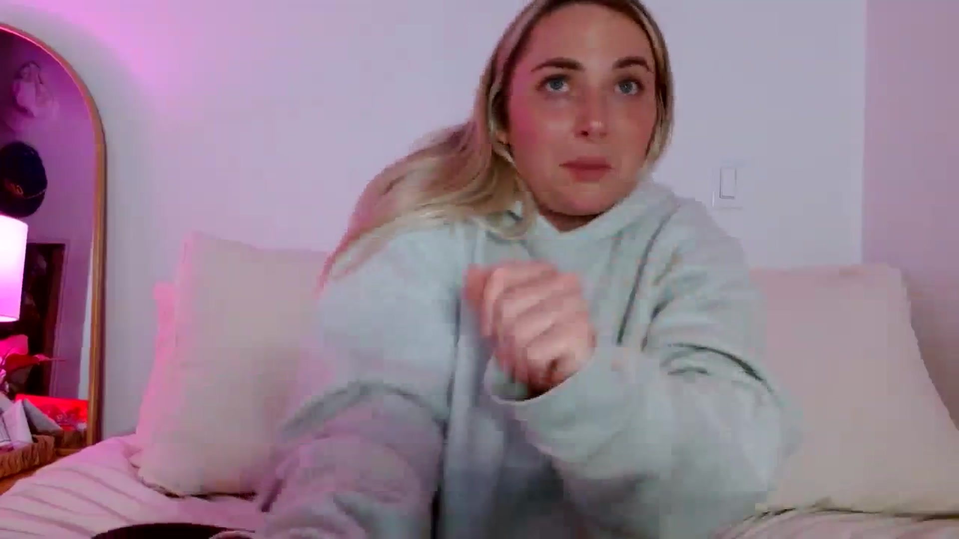 Gallery image thumbnail from OliviaQuinnn's myfreecams stream on, 01/09/2024, 06:20 image 11 of 20