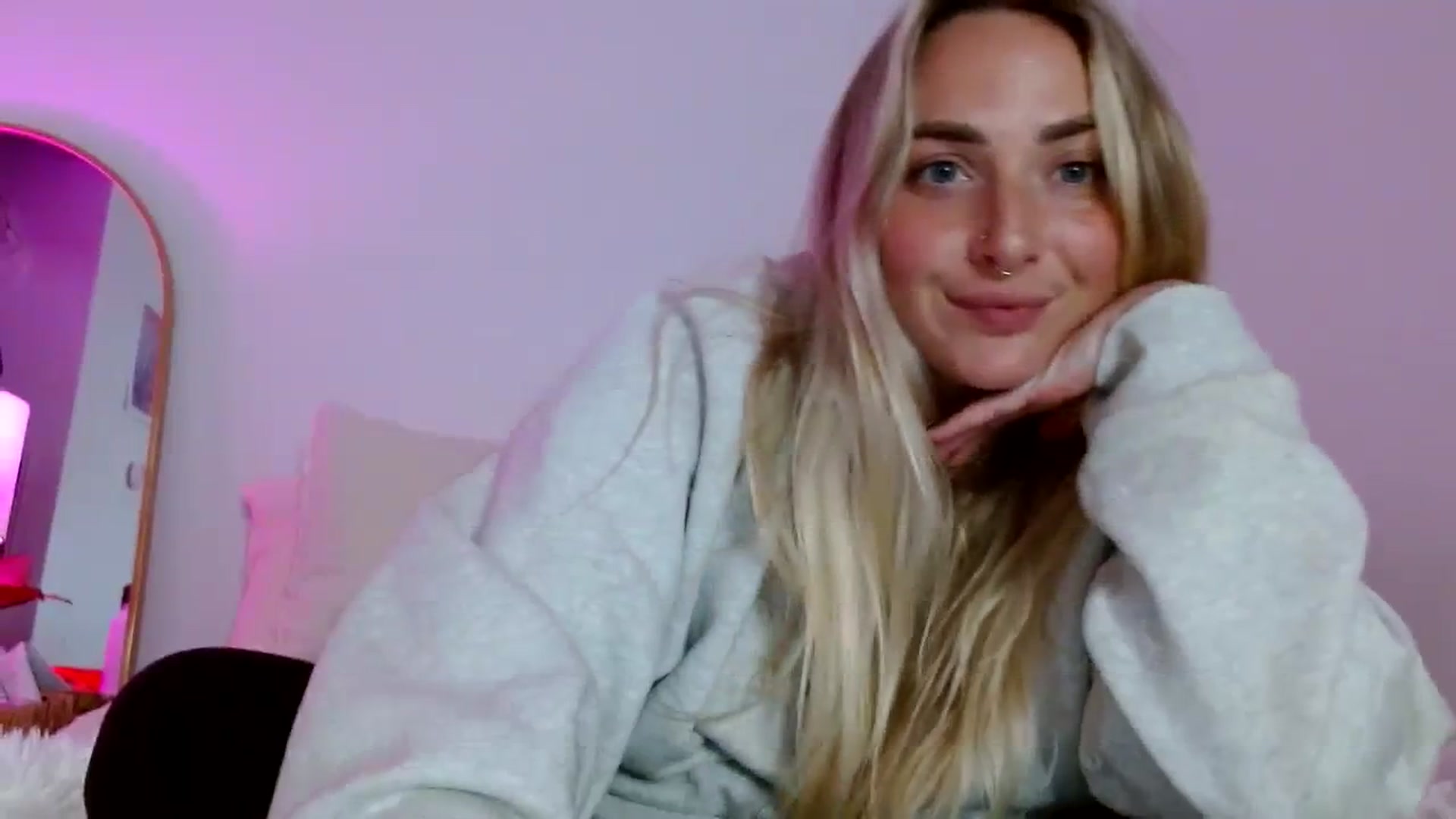 Gallery image thumbnail from OliviaQuinnn's myfreecams stream on, 01/09/2024, 06:20 image 4 of 20