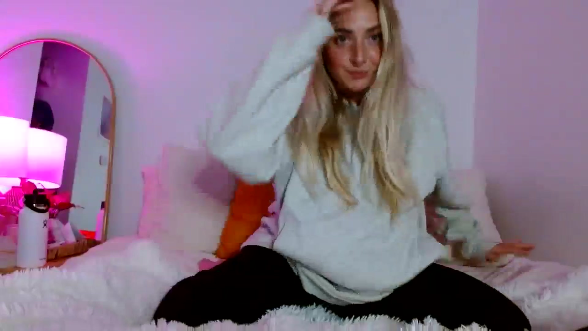 Gallery image thumbnail from OliviaQuinnn's myfreecams stream on, 01/09/2024, 06:20 image 2 of 20