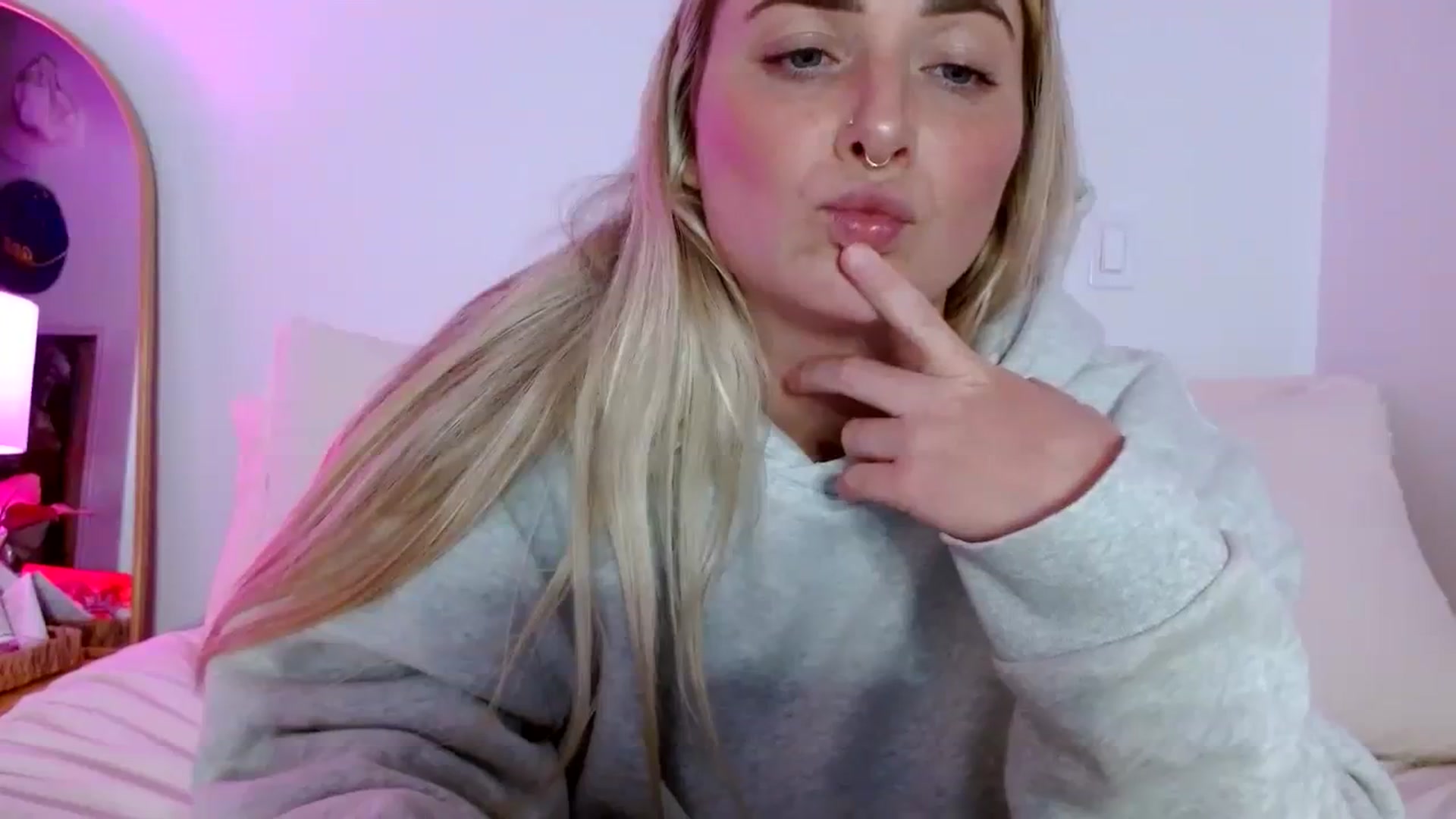 Gallery image thumbnail from OliviaQuinnn's myfreecams stream on, 01/09/2024, 06:20 image 12 of 20
