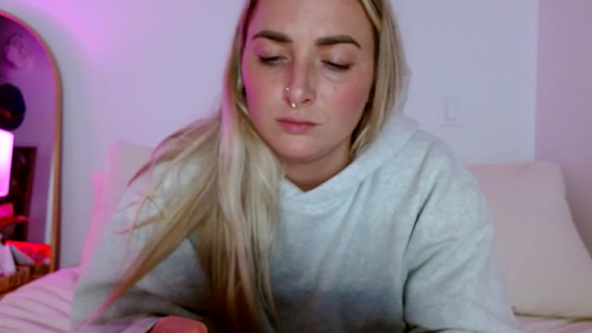 Gallery image thumbnail from OliviaQuinnn's myfreecams stream on, 01/09/2024, 06:20 image 15 of 20