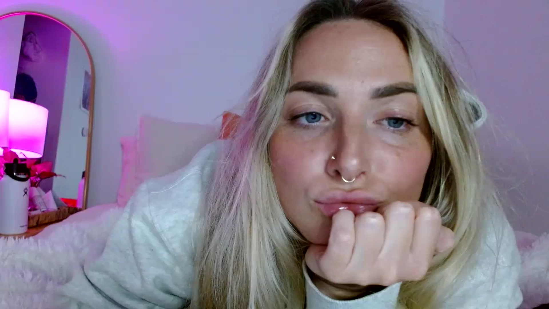 Gallery image thumbnail from OliviaQuinnn's myfreecams stream on, 01/09/2024, 06:20 image 1 of 20