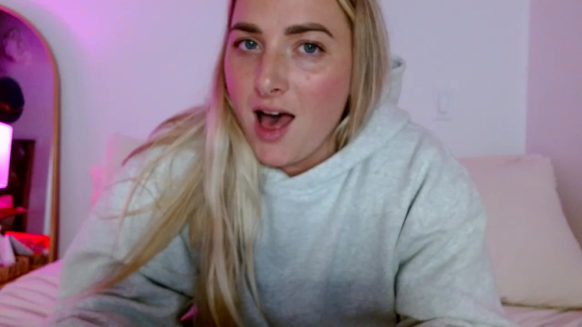 Gallery image thumbnail from OliviaQuinnn's myfreecams stream on, 01/09/2024, 06:20 image 16 of 20