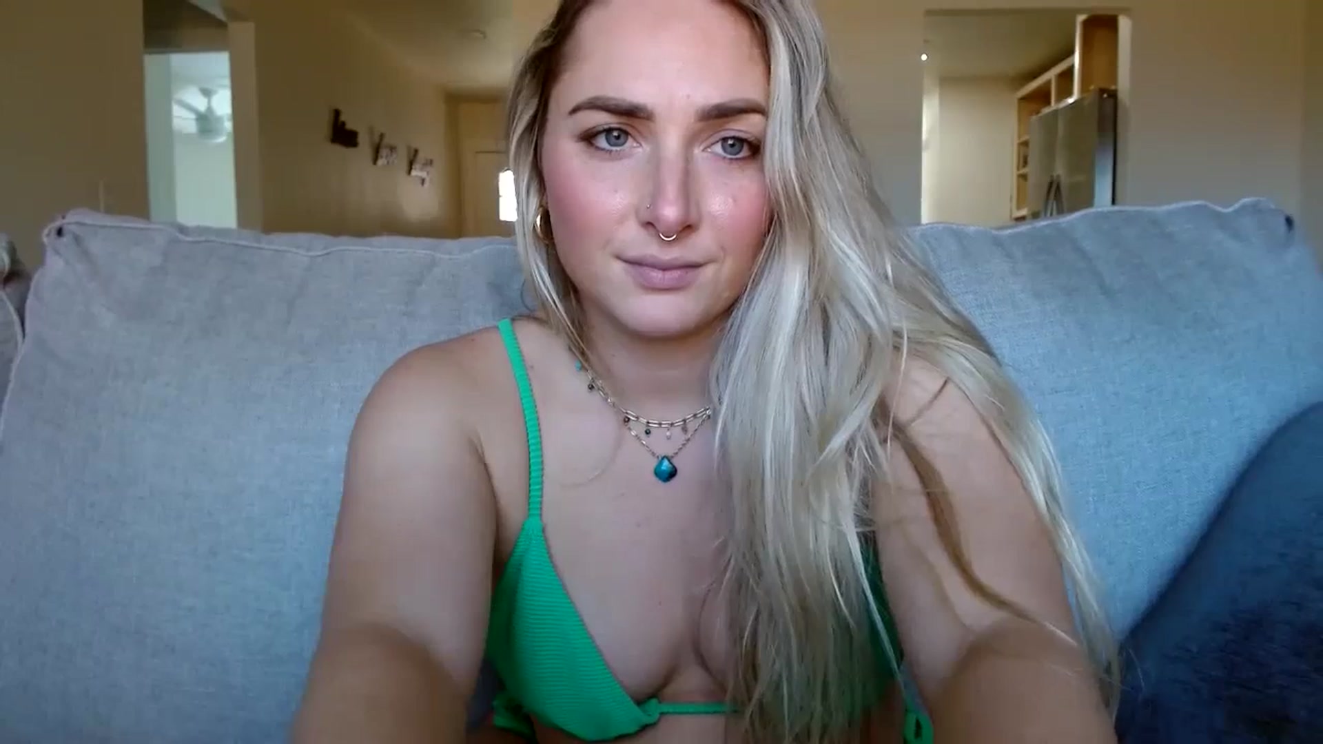 Gallery image thumbnail from OliviaQuinnn's myfreecams stream on, 02/05/2024, 20:57 image 15 of 20