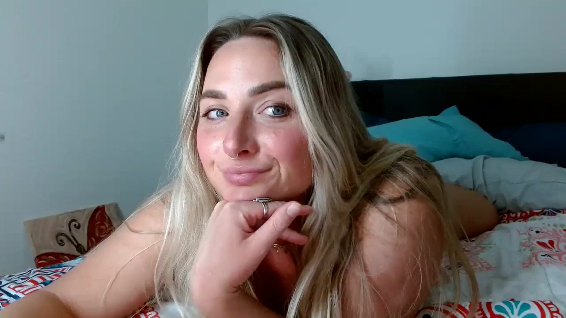 Gallery image thumbnail from OliviaQuinnn's myfreecams stream on, 02/14/2024, 05:14 image 16 of 20